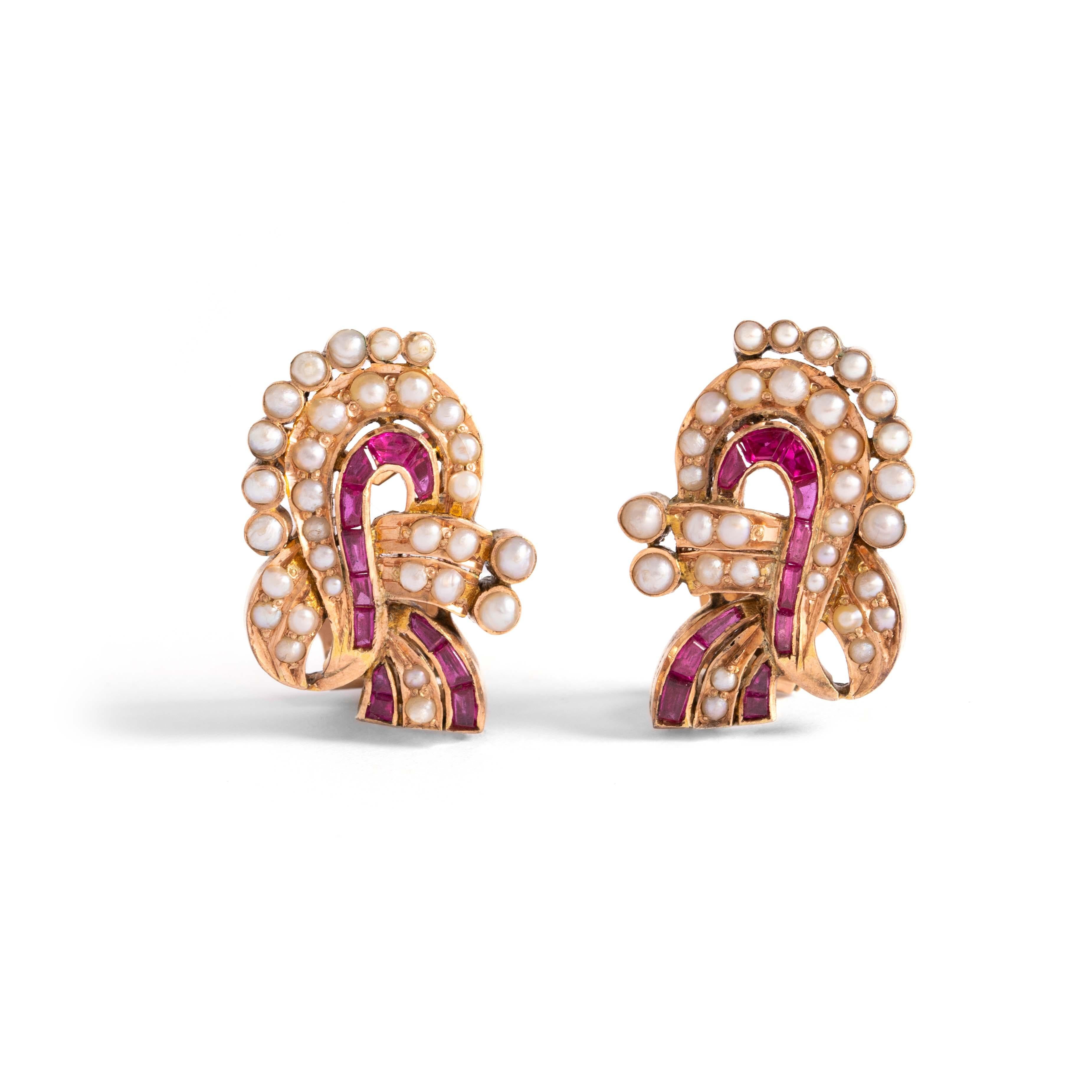 Pair of 14K yellow gold earrings with cultured pearls and calibrated red stones.
Dimensions: 2.70 centimeters x 1.80 centimeters.
Gross weight: 11.79 grams.