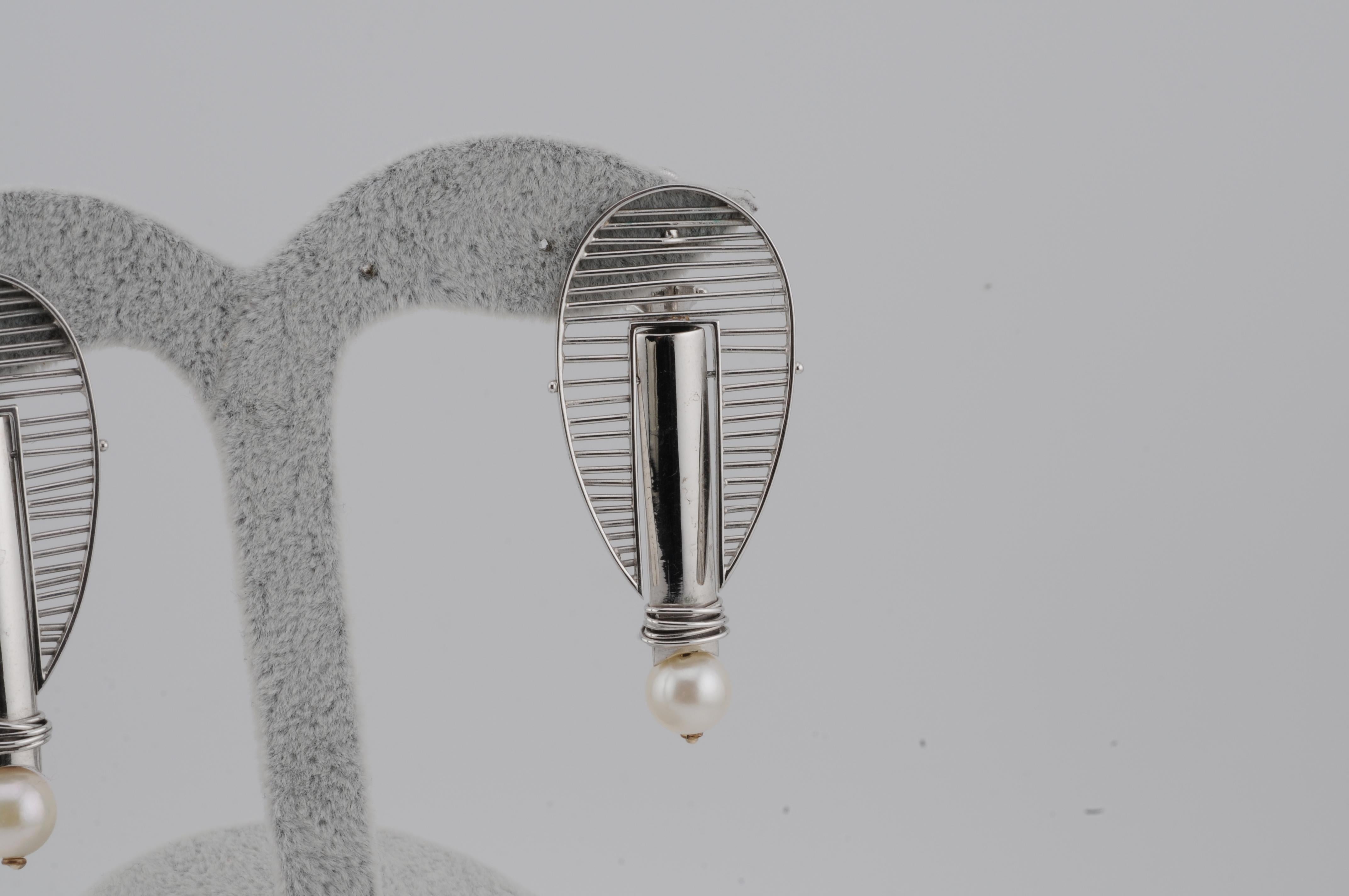 Orecchini in oro bianco 18 carati con perle in vendita 1
