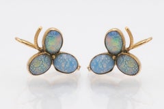 Orecchini in oro a forma di trifoglio con doppiette di opali, Ungheria, inizio XX secolo