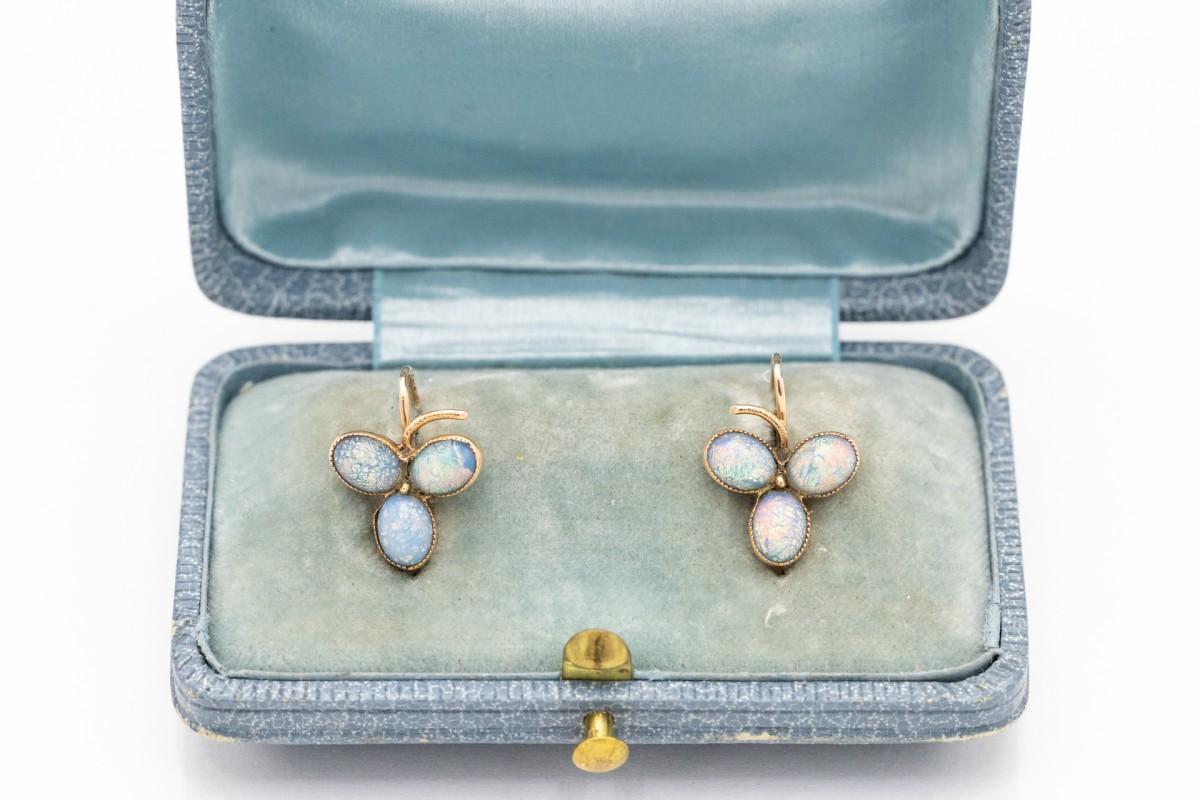 Gold earrings in the shape of a clover with opals duplets, Hungary, early XX cen In Good Condition For Sale In Chorzów, PL