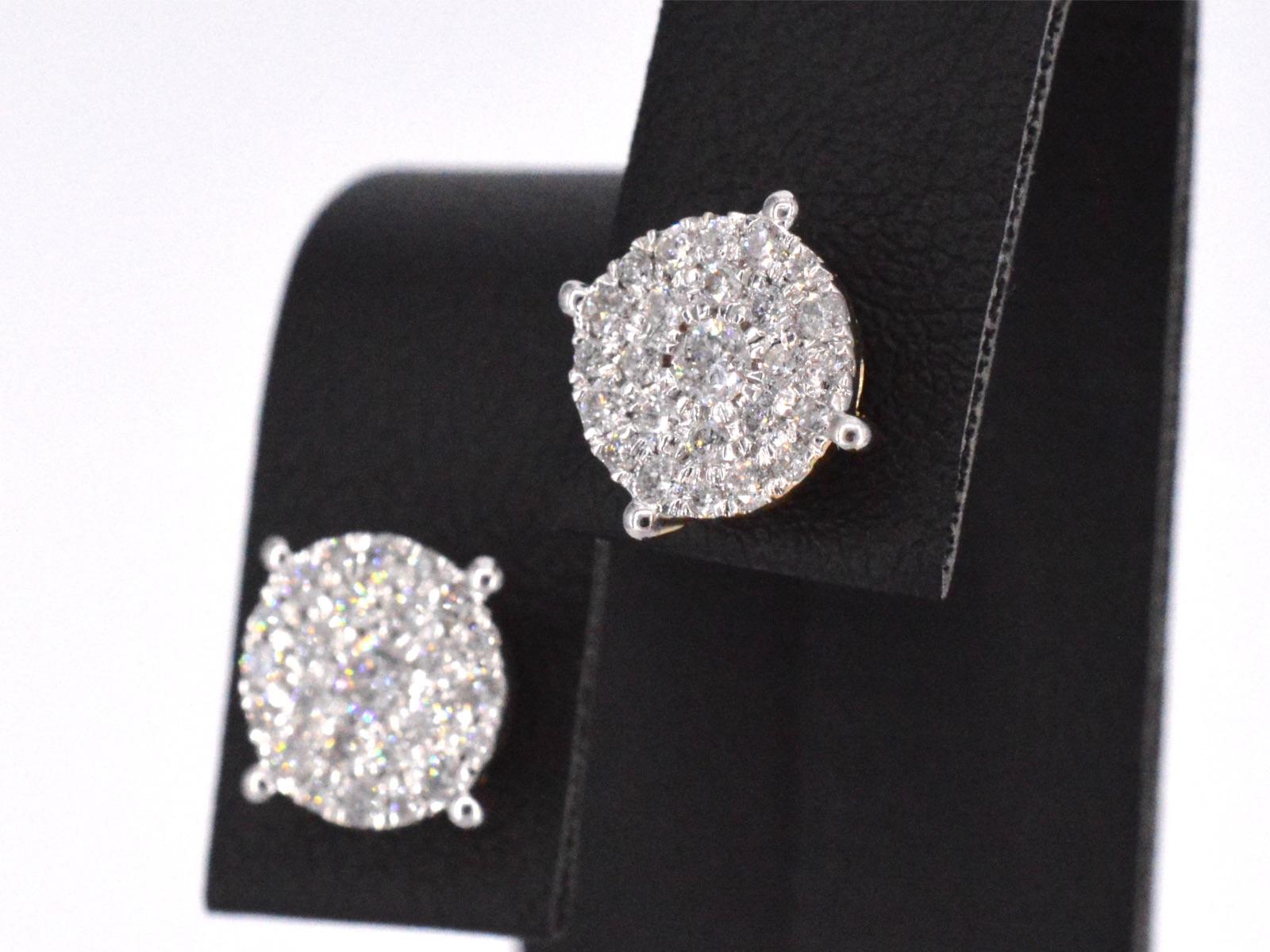 Gold Earrings with a Brilliant Cut Diamond In New Condition For Sale In AMSTELVEEN, NH