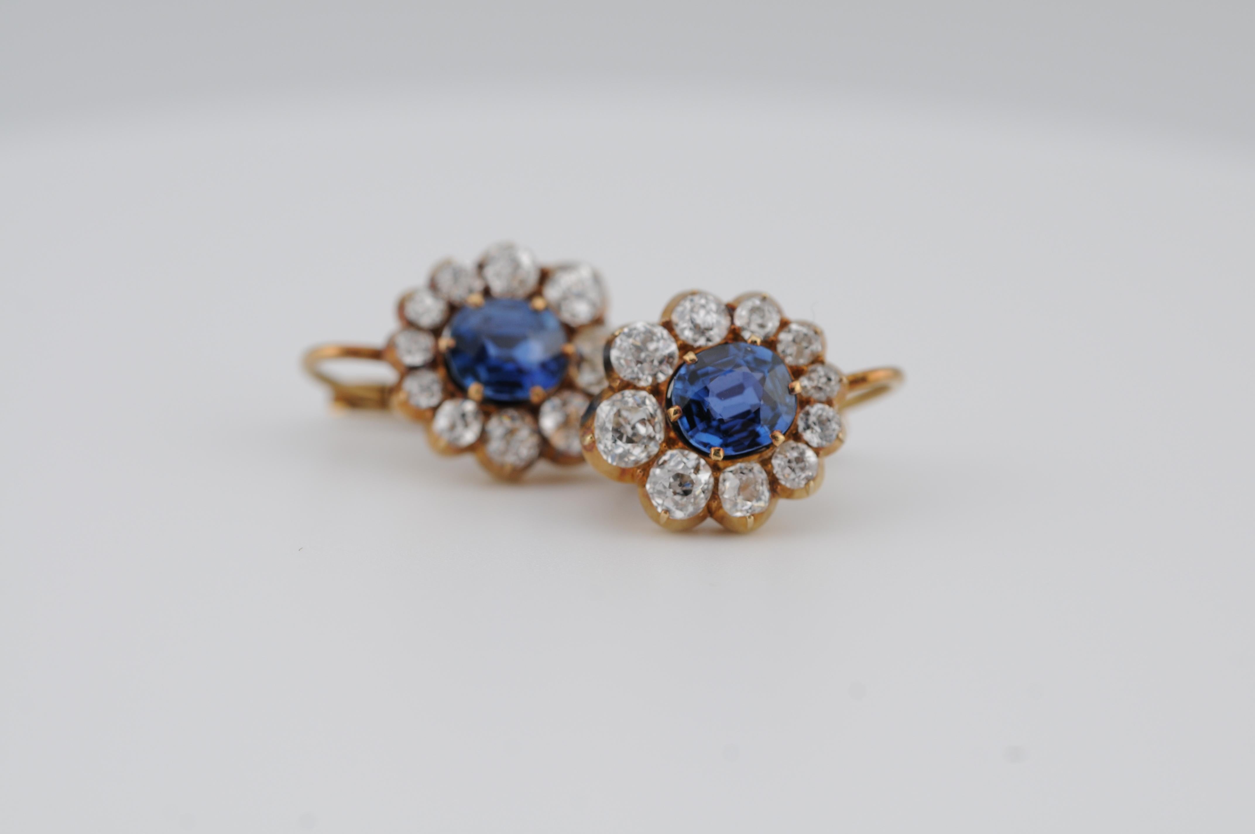 Gold Earrings with Ceylon Sapphires and Old Mine-Cut Diamonds In Good Condition For Sale In Berlin, BE