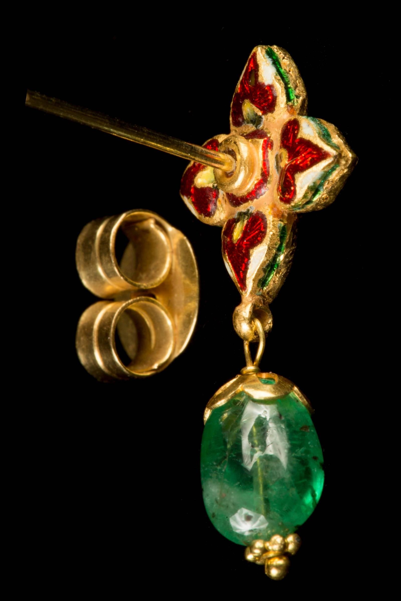 Gold Earrings with Diamond Flower on Top and Emerald Cabouchon Pendant In New Condition In Nuevo Leon, MX