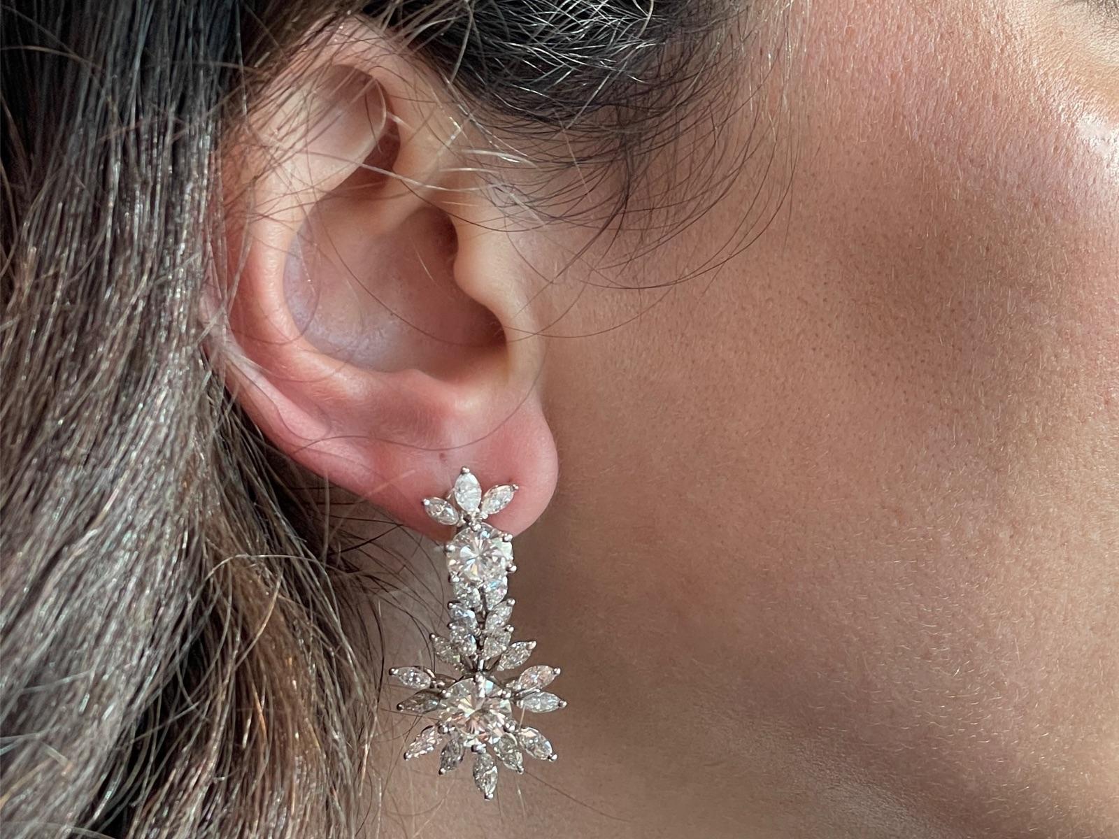 Wir präsentieren diese exquisiten Ohrringe, die mit viel Liebe zum Detail gefertigt und mit atemberaubenden Diamanten besetzt sind. Das erste Paar besteht aus zwei schillernden Diamanten im Brillantschliff mit einem Gewicht von jeweils 3,40 Karat.