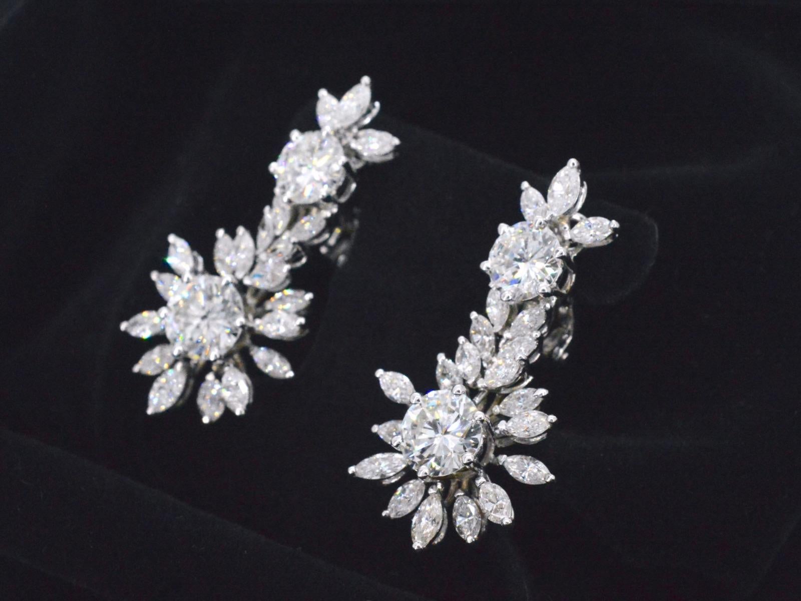 Golden exclusive earrings with diamonds In Excellent Condition For Sale In AMSTELVEEN, NH