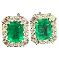 Pendientes de oro con esmeraldas facetadas y diamantes