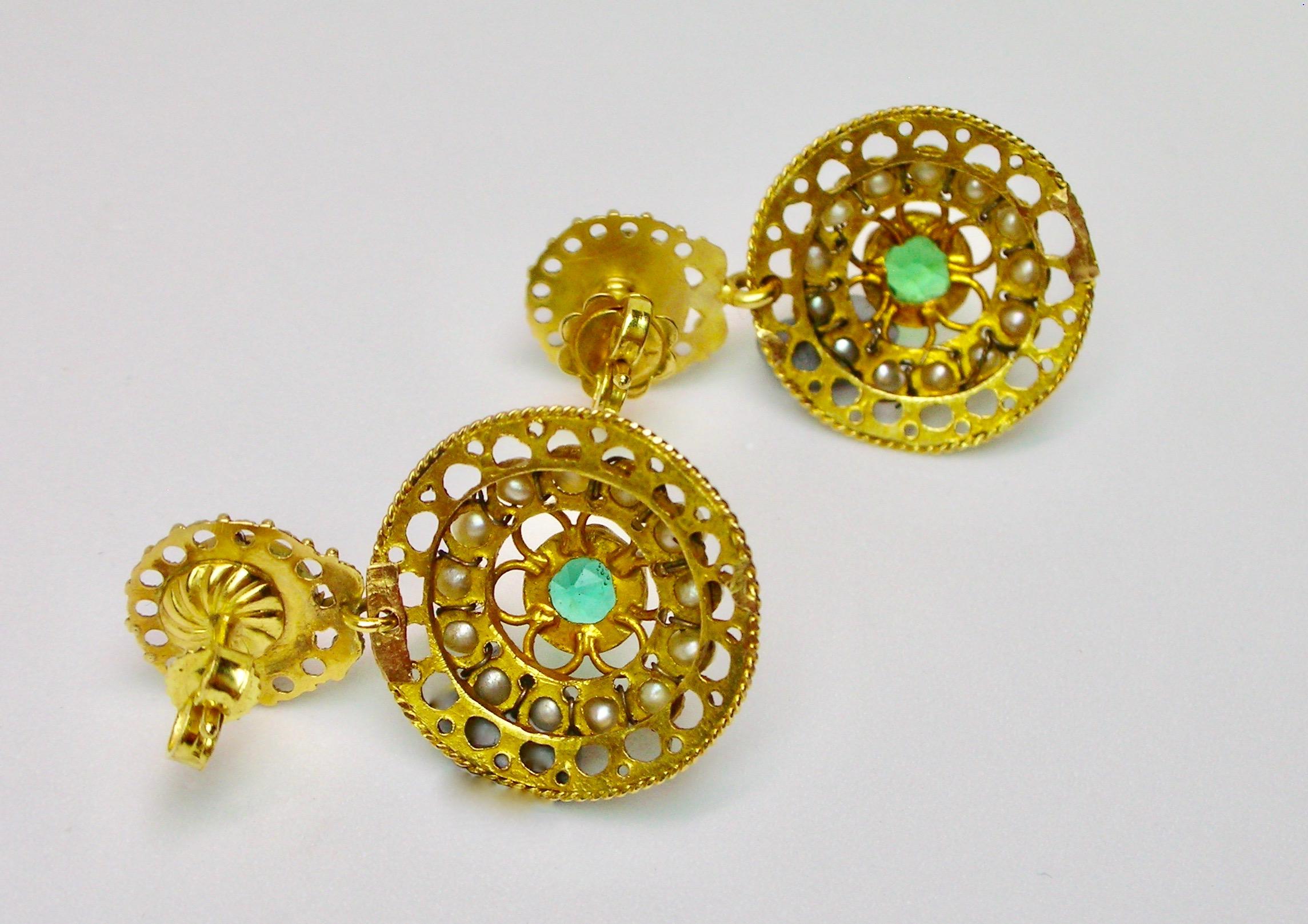 Boucles d'oreilles en or avec perles naturelles et pâte verte, probablement de la fin du 19e siècle.