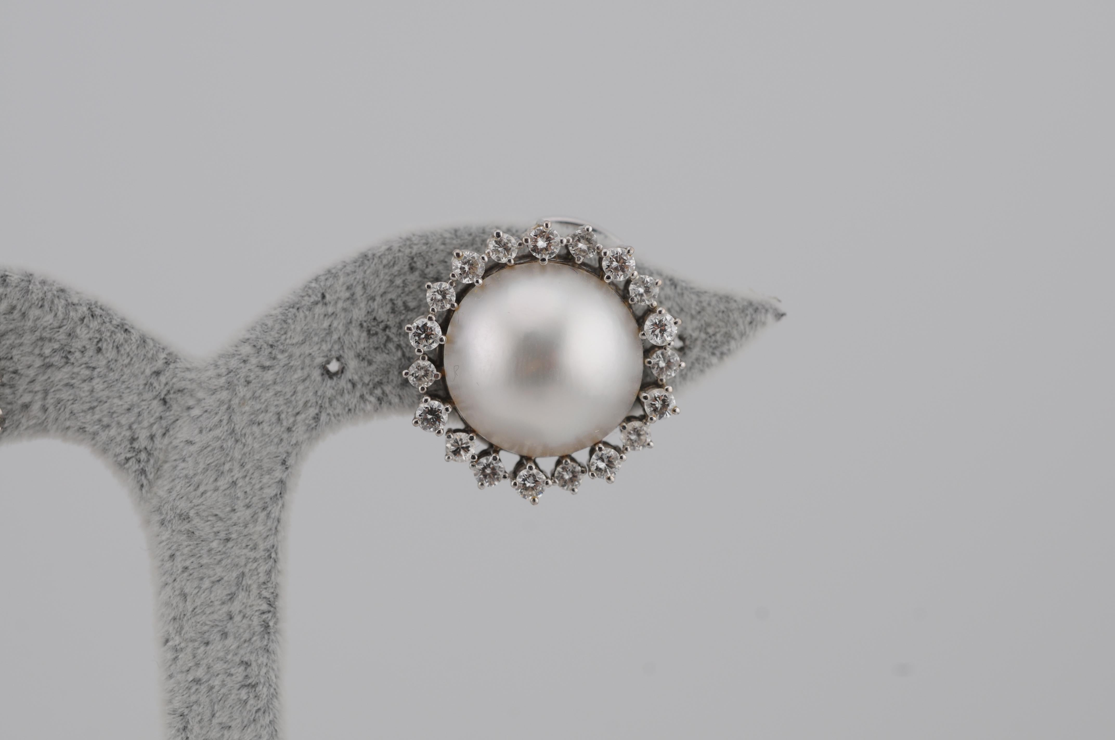 Taglio brillante Orecchini in oro con perle e diamanti in vendita