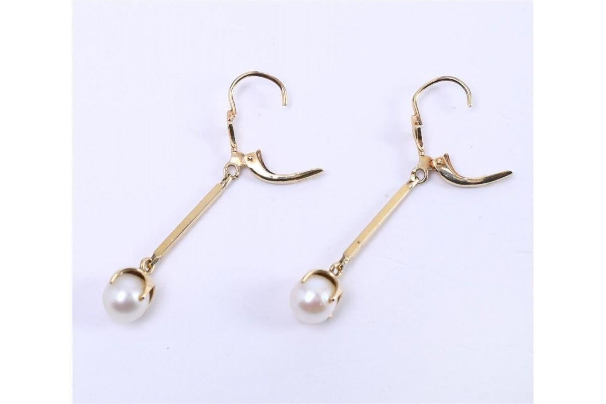 Gold earrings made of 14-carat yellow gold with cultured pearls

Origin: Italy, mid-20th century

Item weight: 2.9g

Very good condition, no reservations

A jewelry certificate is included with the purchase