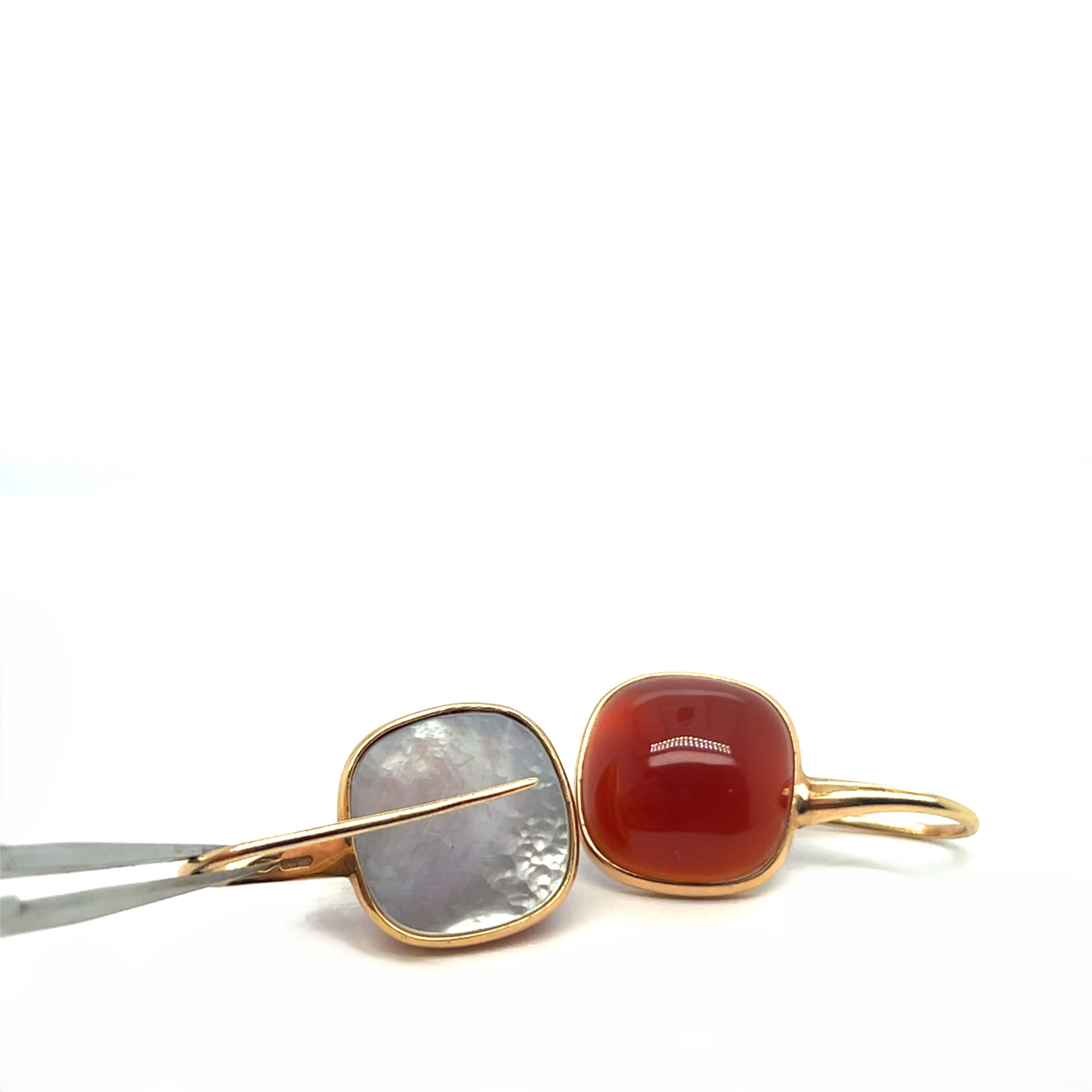 Elegantes y reversibles, estos pendientes dormilones de oro amarillo de 18k ofrecen dos looks distintos en una sola pieza. Una cara muestra ágata de color rojo intenso, audaz y vibrante, mientras que la otra presenta nácar natural luminoso para un