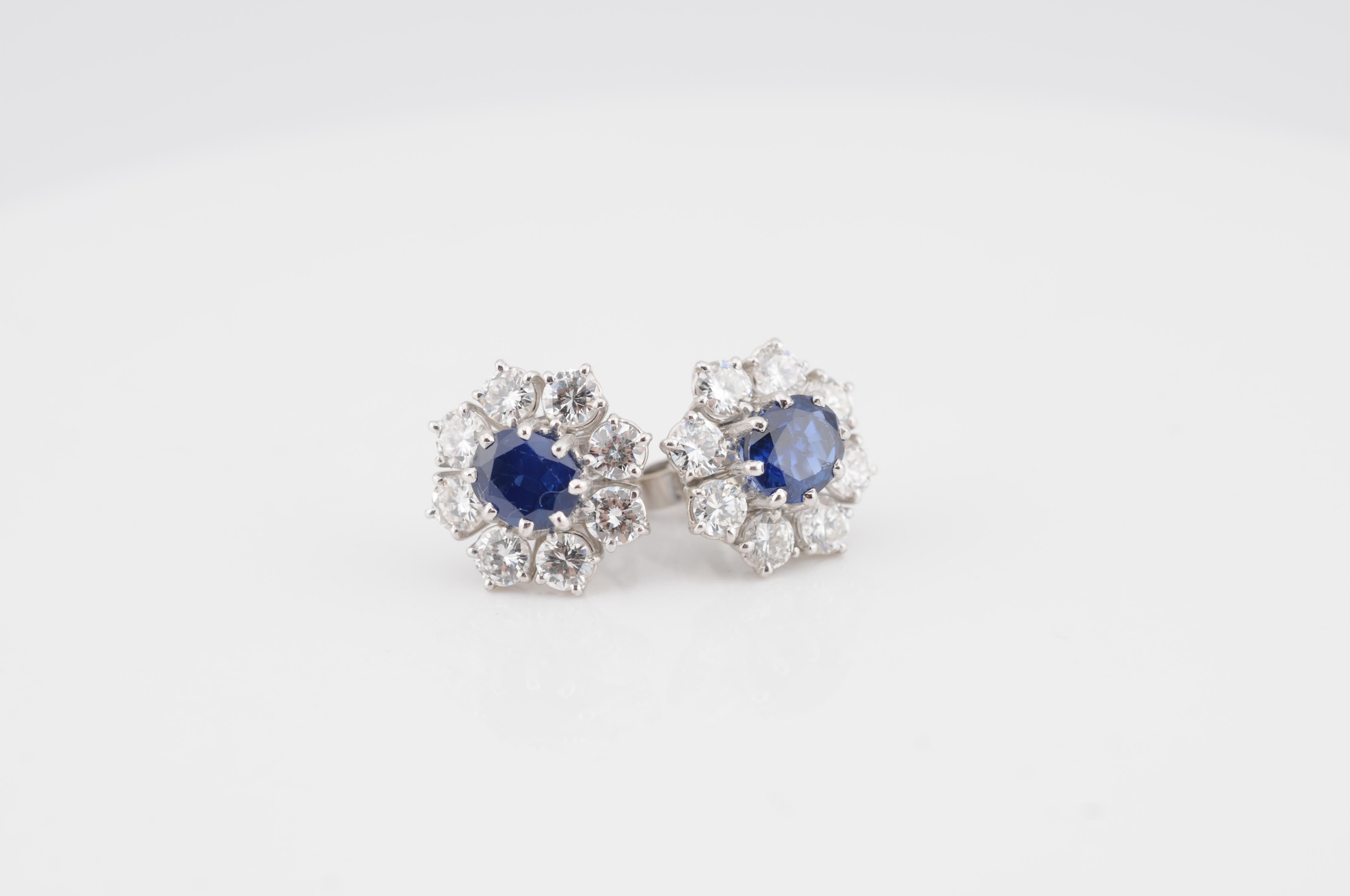 Taglio brillante Orecchini in oro con zaffiri e diamanti 18k Weissgold in vendita