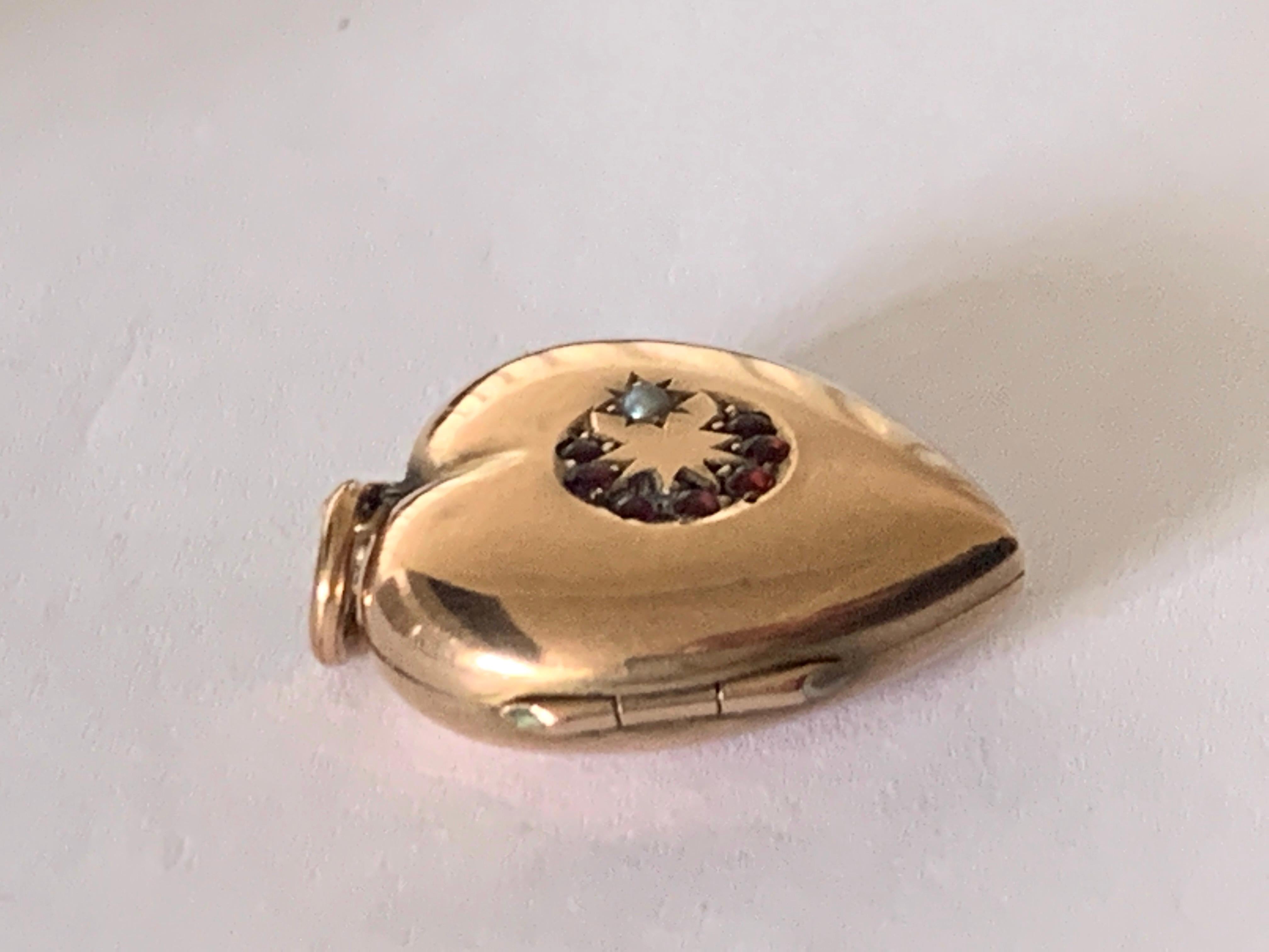 Schön
9ct 375 Gold Edwardian Herz Medaillon
geschmückt mit unbekannten roten Steinen und einer blauen Zuchtperle

Gepunzt in Chester im Jahr 1904
Größe 2cm x 2cm x 5 mm

Der Sprungring ist offen
Der Einfädelweg beträgt 3,75 mm.

Gewicht 3,15
