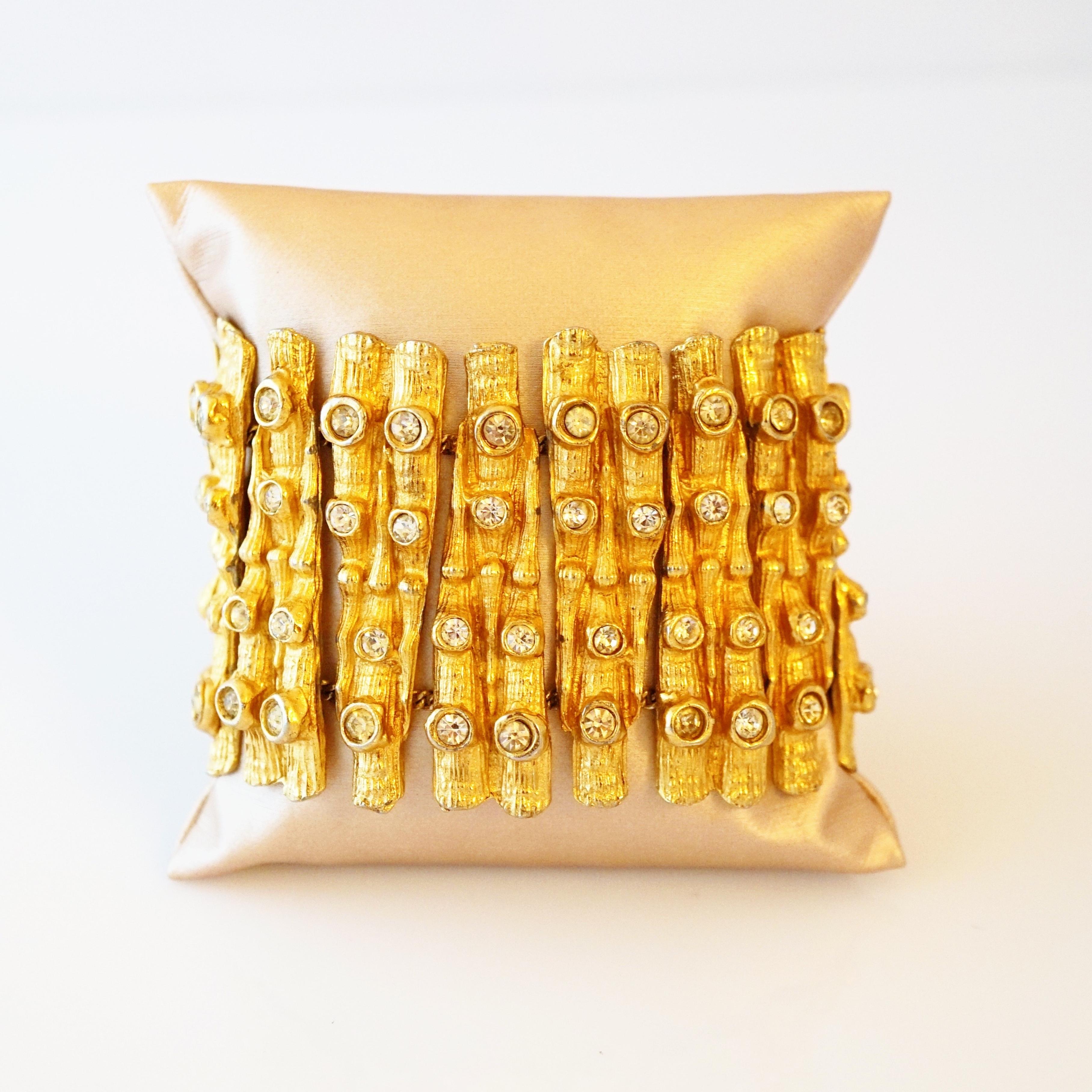 - Vintage item

- Collectible costume jewelry piece from the mid-century

- 6.5