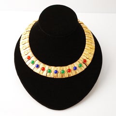 Collier ras du cou néo-égyptien en or avec cabochons moghols par Les Bernard, 1970