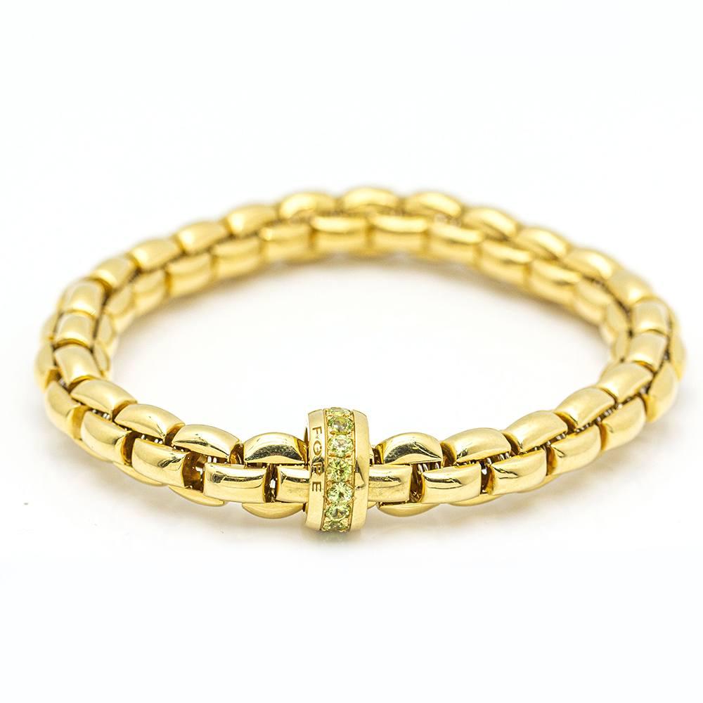 Italian design FOPE bracelet in Gold and Peridot for women  This bracelet is made with elastic Gold mesh, it expands and contracts so no clasp is needed  15x green Peridot with a total weight of 1,80ct  18kt Yellow Gold  33,60 grams  Semi hollow 