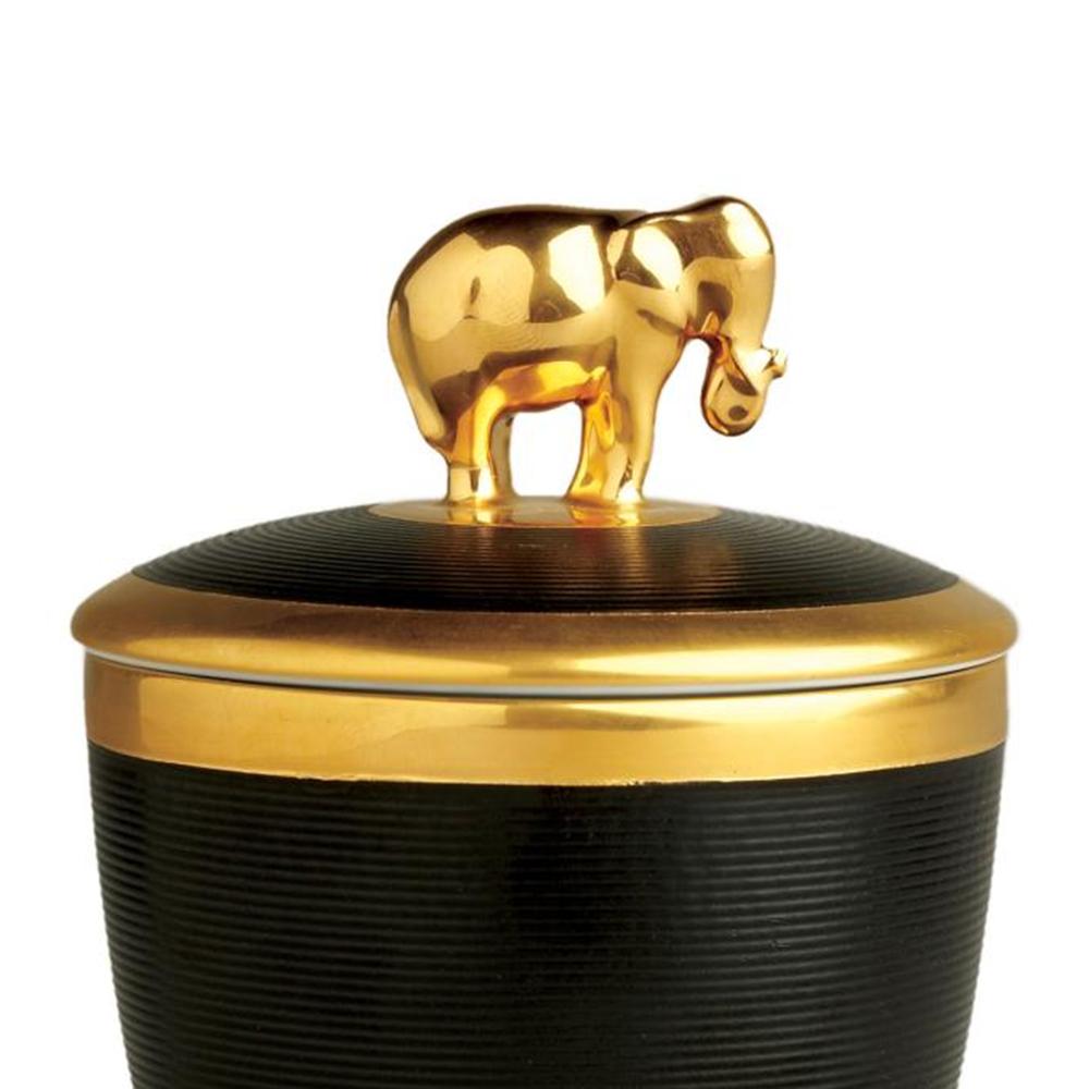 Candle box gold elephant black made in
porcelain with elephant on the lid. In black
finish porcelain in 24-karat gold-plated.
Include paraffin wax with single wick.
Delivered in a luxury gift box.