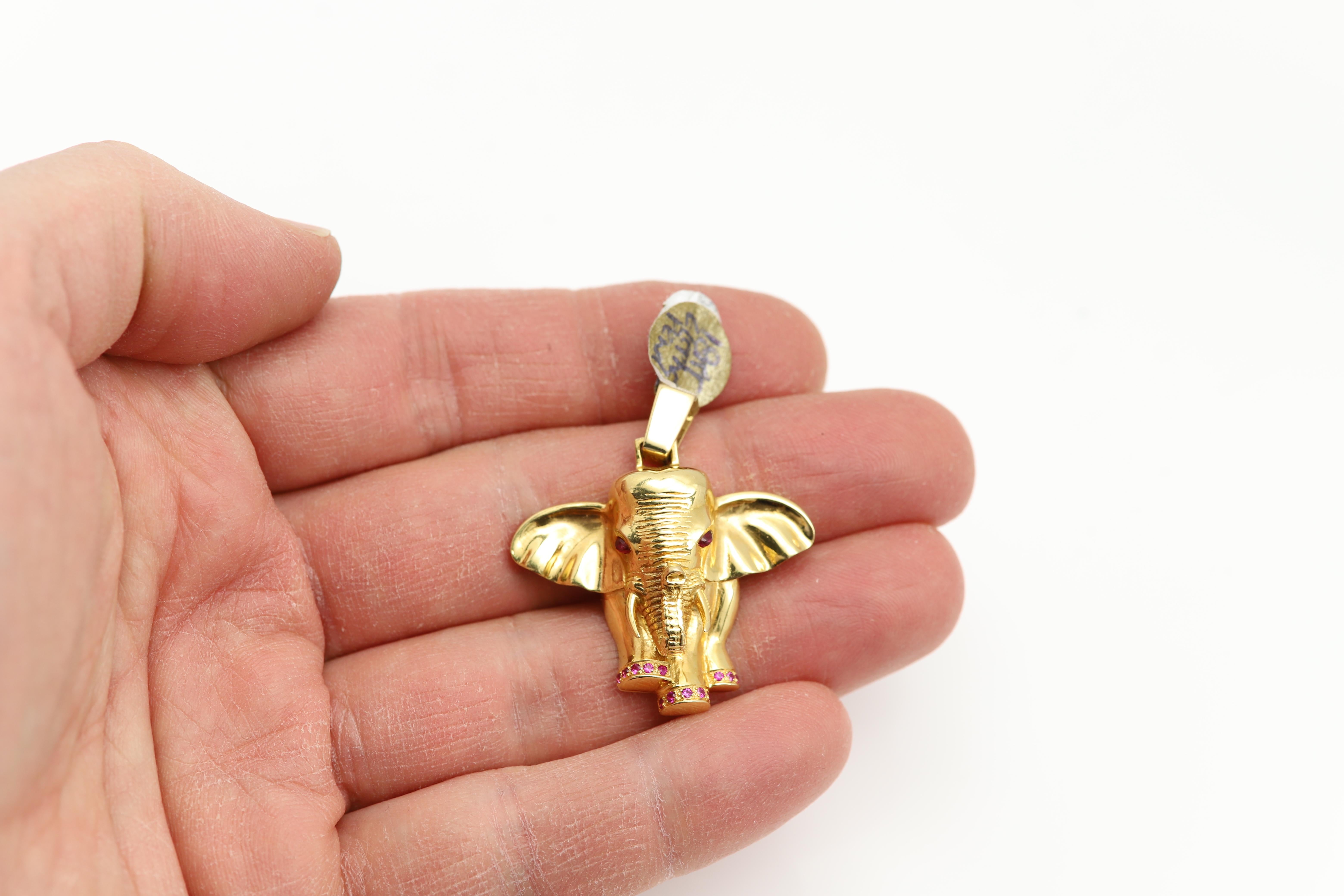 Gold Elefant Anhänger Vintage 18 Karat Animal Jewelry Natural Ruby im Zustand „Neu“ im Angebot in Brooklyn, NY