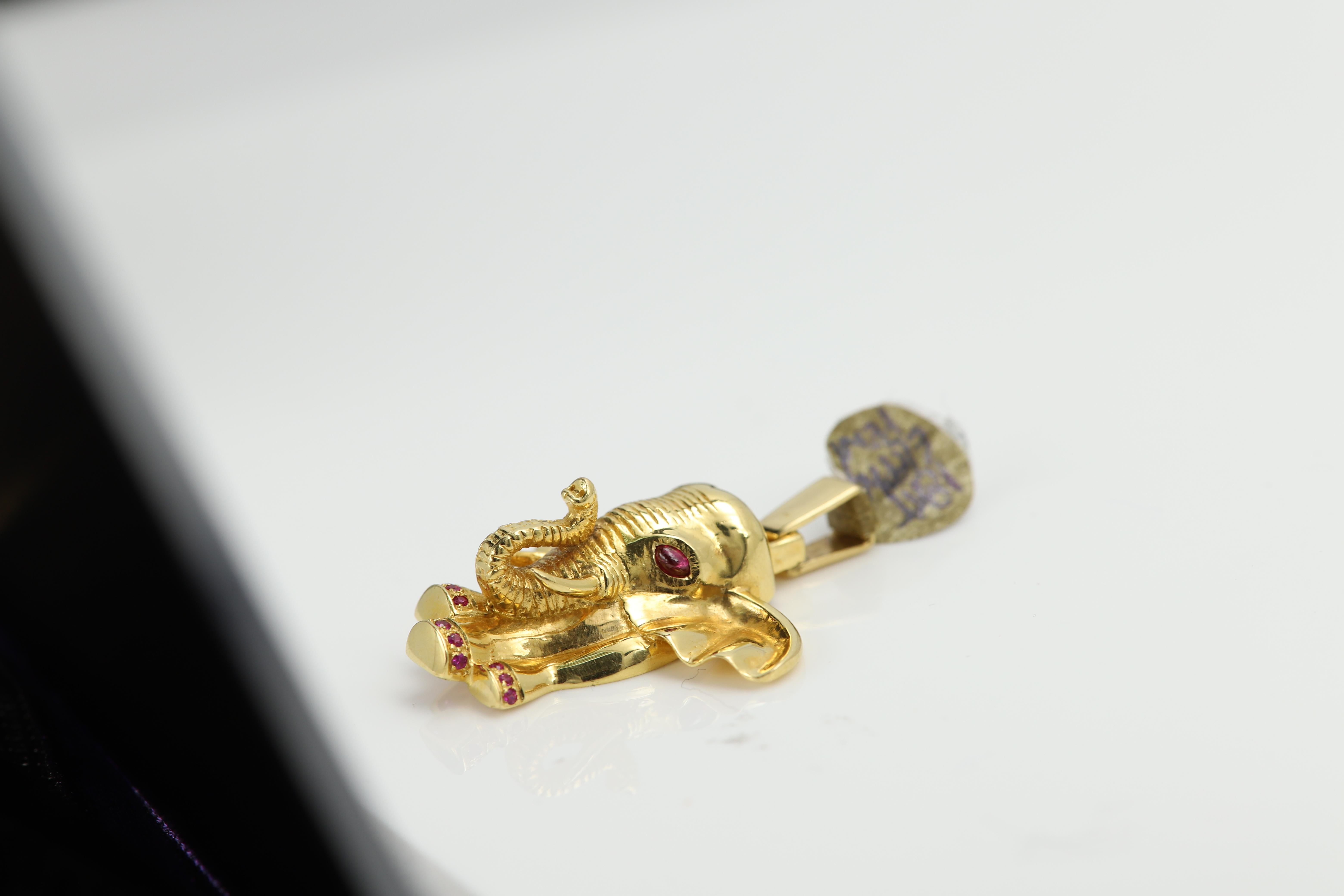 Gold Elefant Anhänger Vintage 18 Karat Animal Jewelry Natural Ruby im Angebot 1