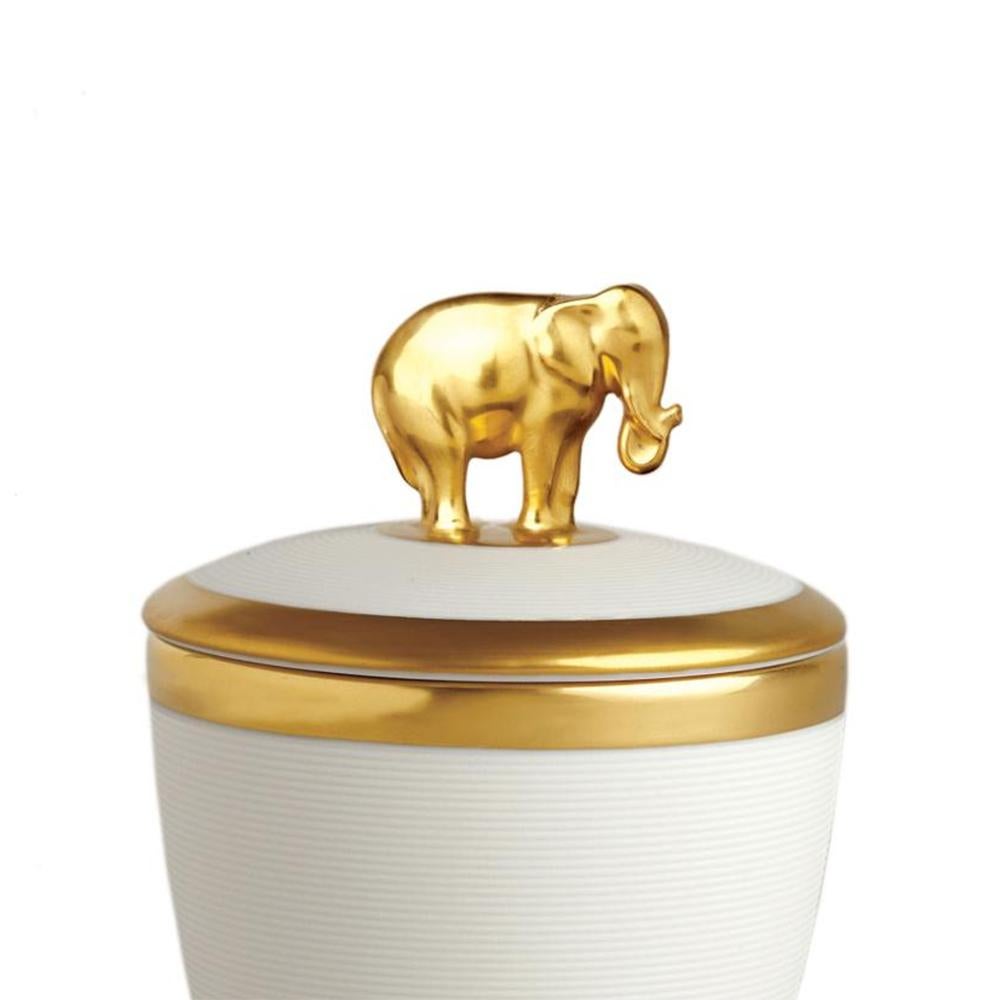 Candle box gold elephant white made in
porcelain with elephant on the lid. In white
finish porcelain in 24-karat gold-plated.
Include paraffin wax with single wick.
Delivered in a luxury gift box.