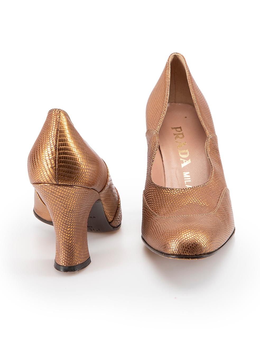 Gold Embossed Leather Pumps Size IT 38.5 In Good Condition For Sale In London, GB