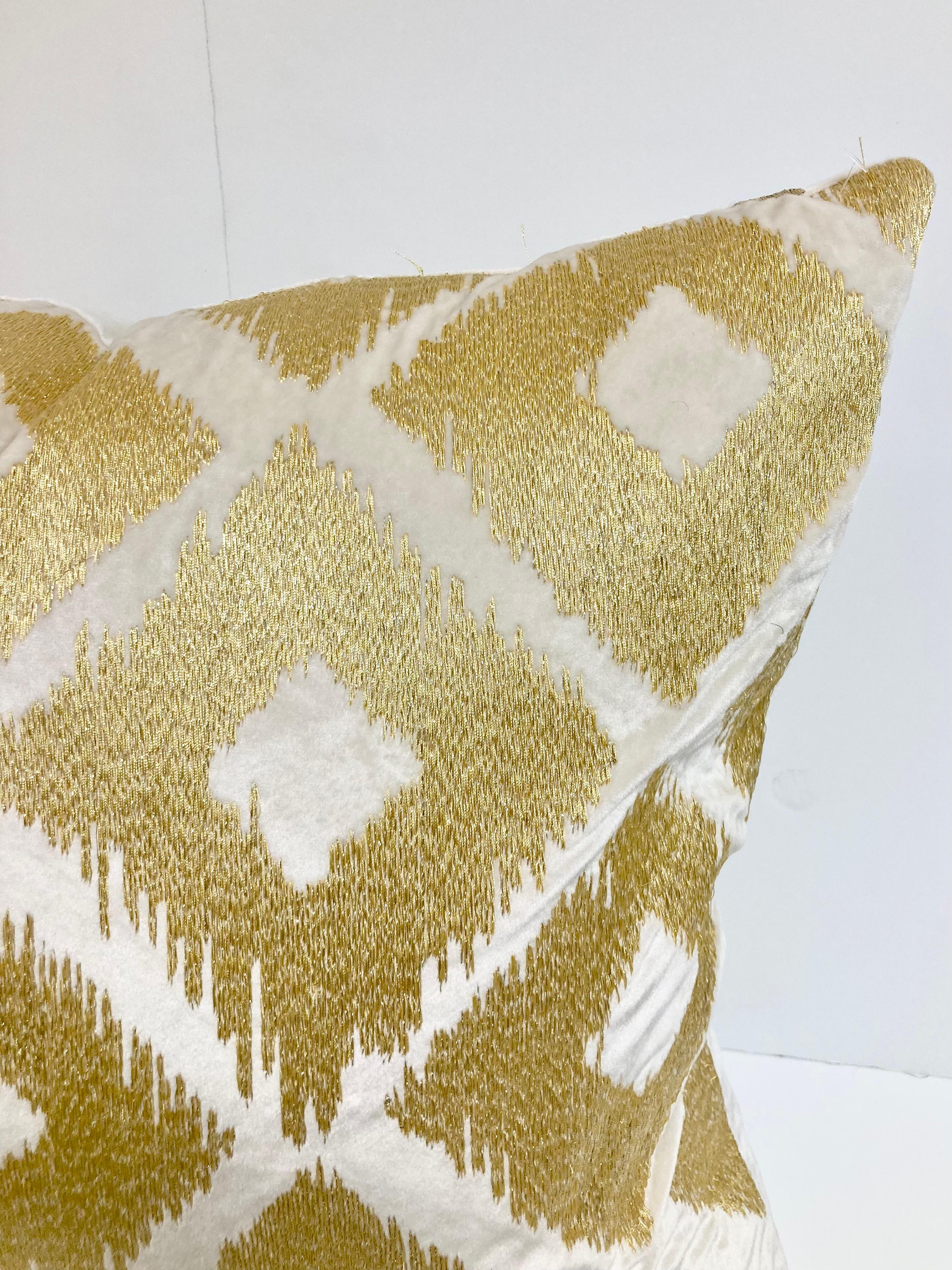 Coussin torsadé avec motif de diamants brodés en or sur velours naturel - 2 en vente 3