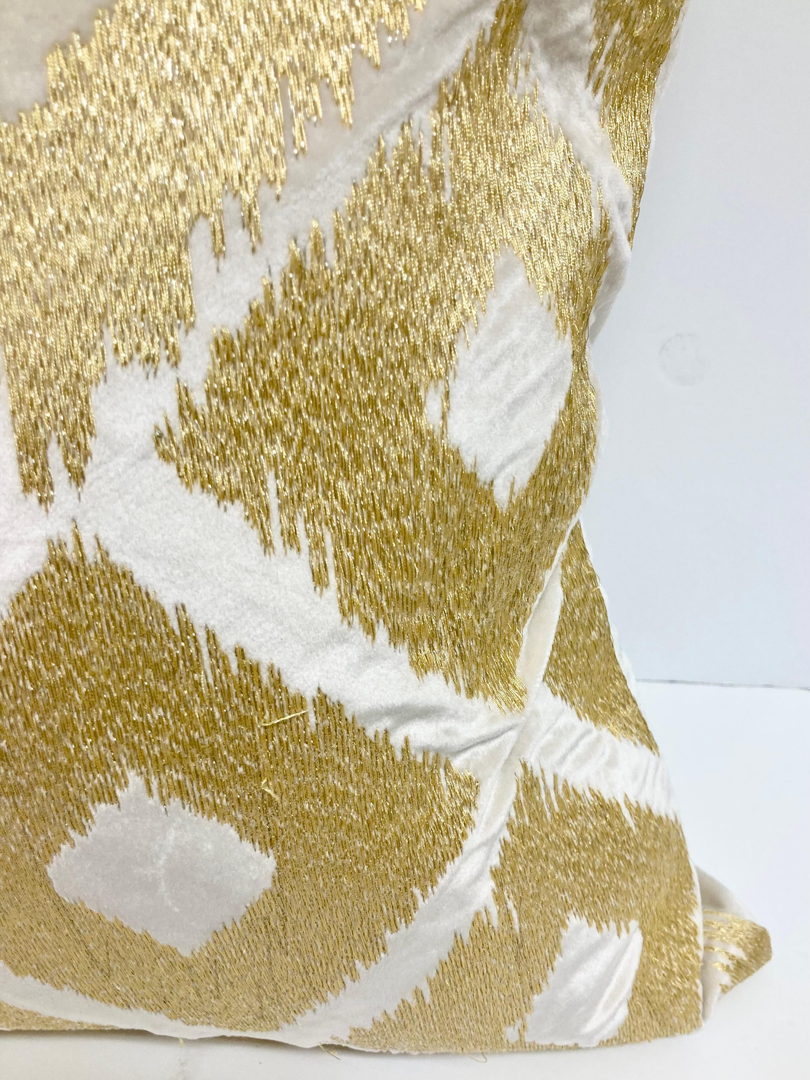 Coussin torsadé avec motif de diamants brodés en or sur velours naturel - 2 en vente 4