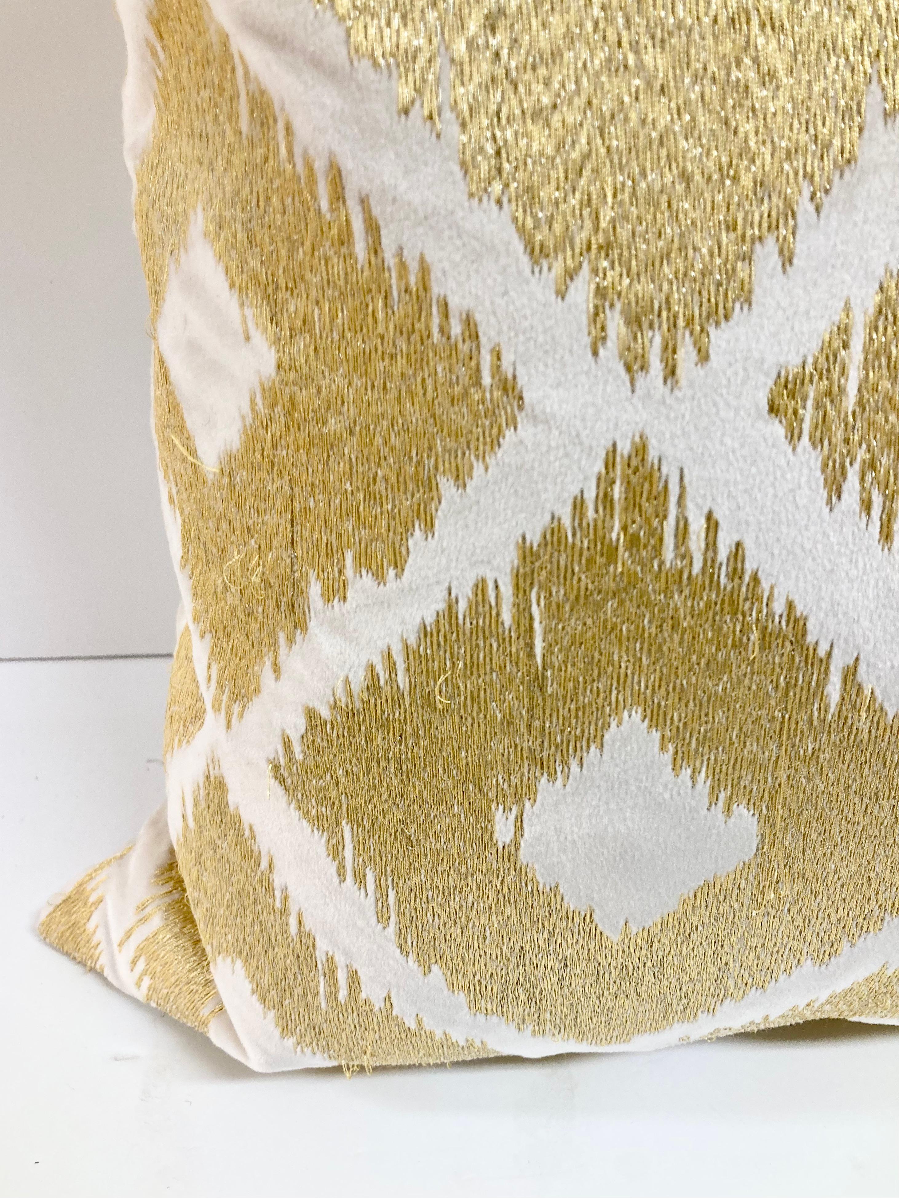 Coussin torsadé avec motif de diamants brodés en or sur velours naturel - 2 en vente 5