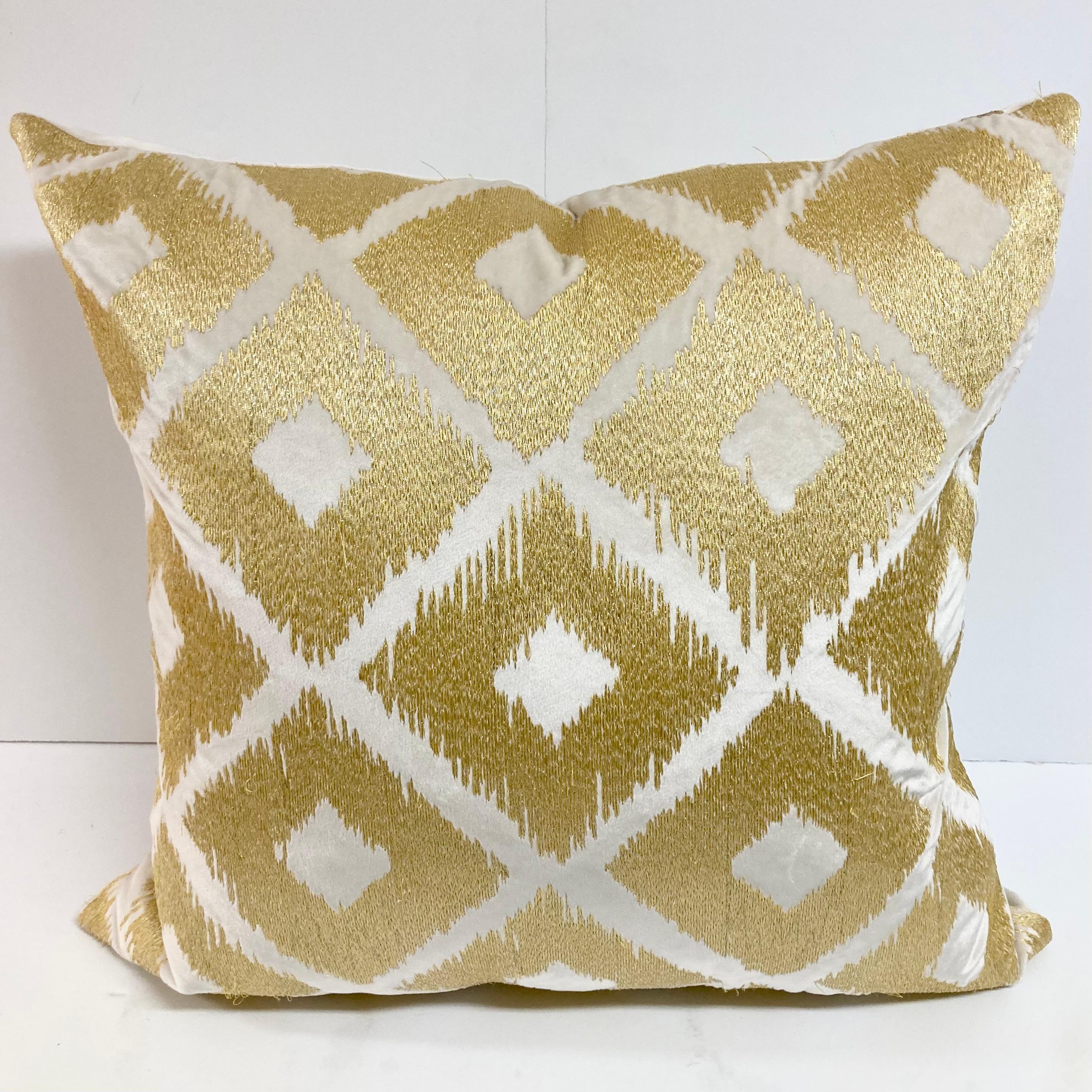 Magnifique motif de diamant doré brodé à la main sur un oreiller en velours naturel. Nous avons un deuxième oreiller similaire. Collectionnez les deux pour votre maison ou votre projet de design.