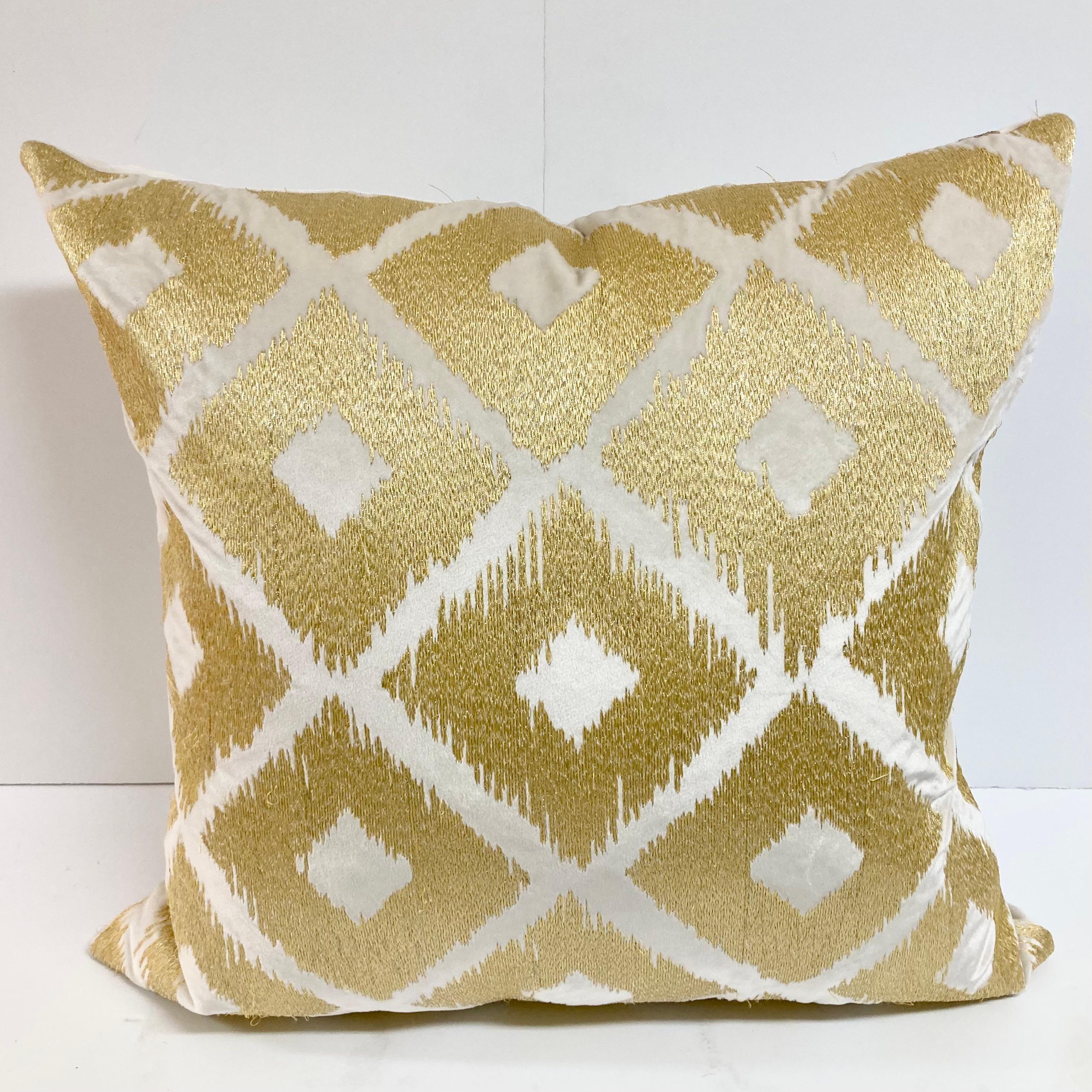 Moderne Coussin torsadé avec motif de diamants brodés en or sur velours naturel - 2 en vente