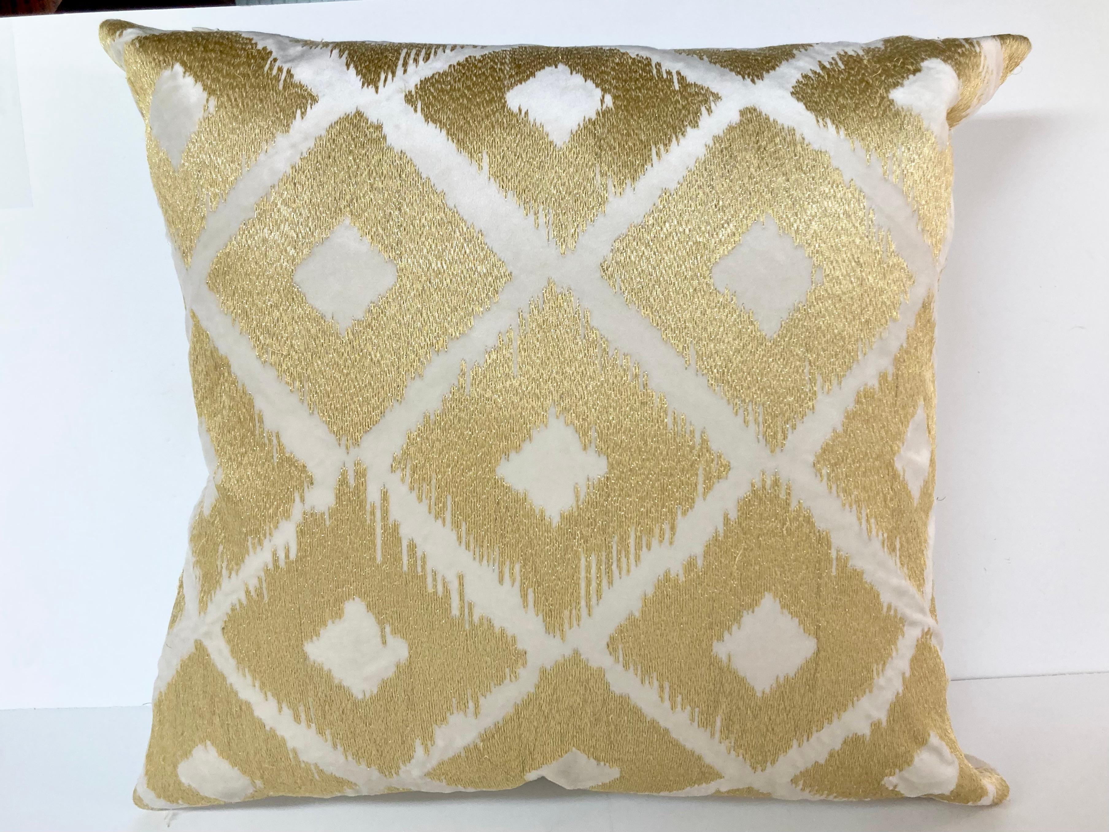 Américain Coussin torsadé avec motif de diamants brodés en or sur velours naturel - 2 en vente