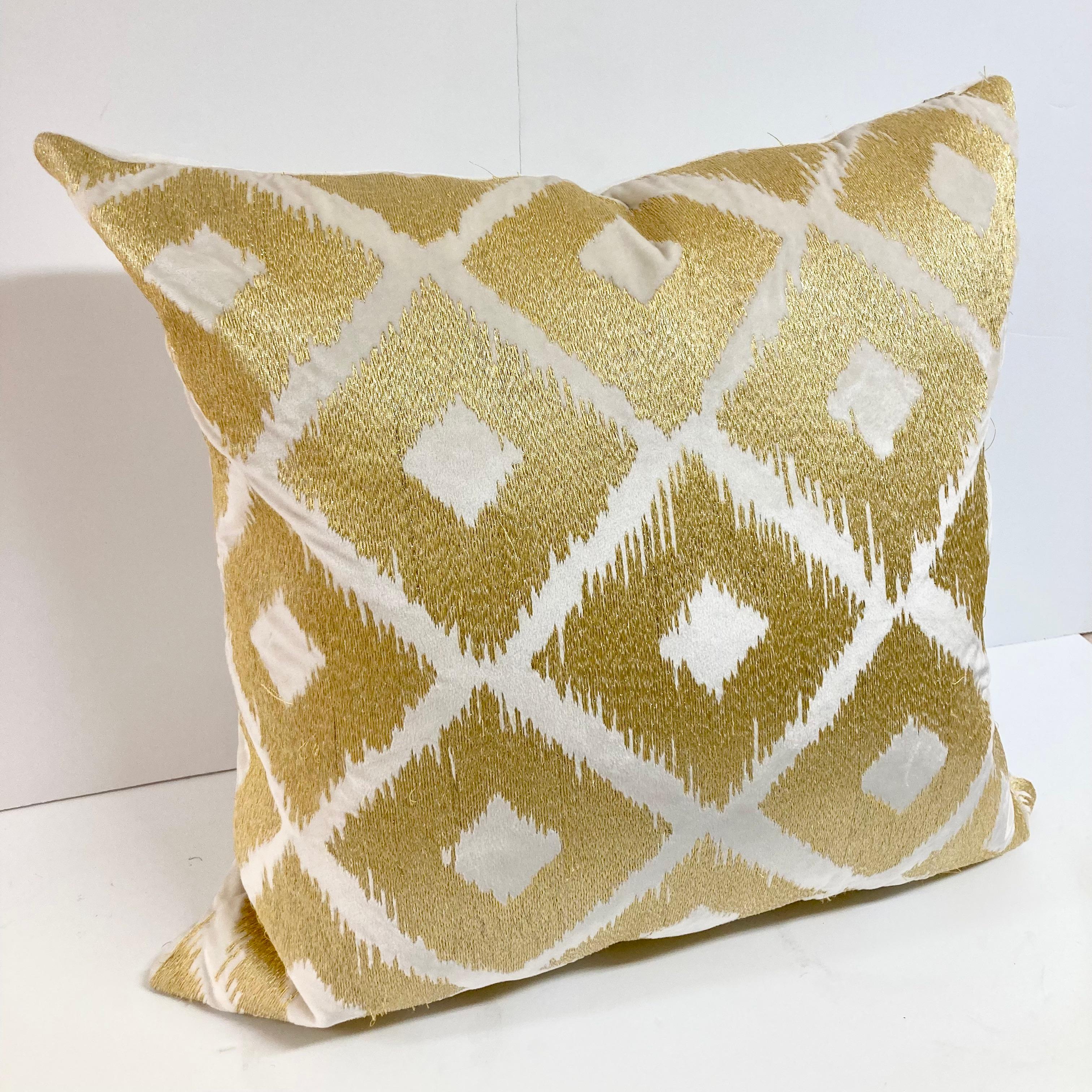 Coussin torsadé avec motif de diamants brodés en or sur velours naturel - 2 Bon état - En vente à Los Angeles, CA