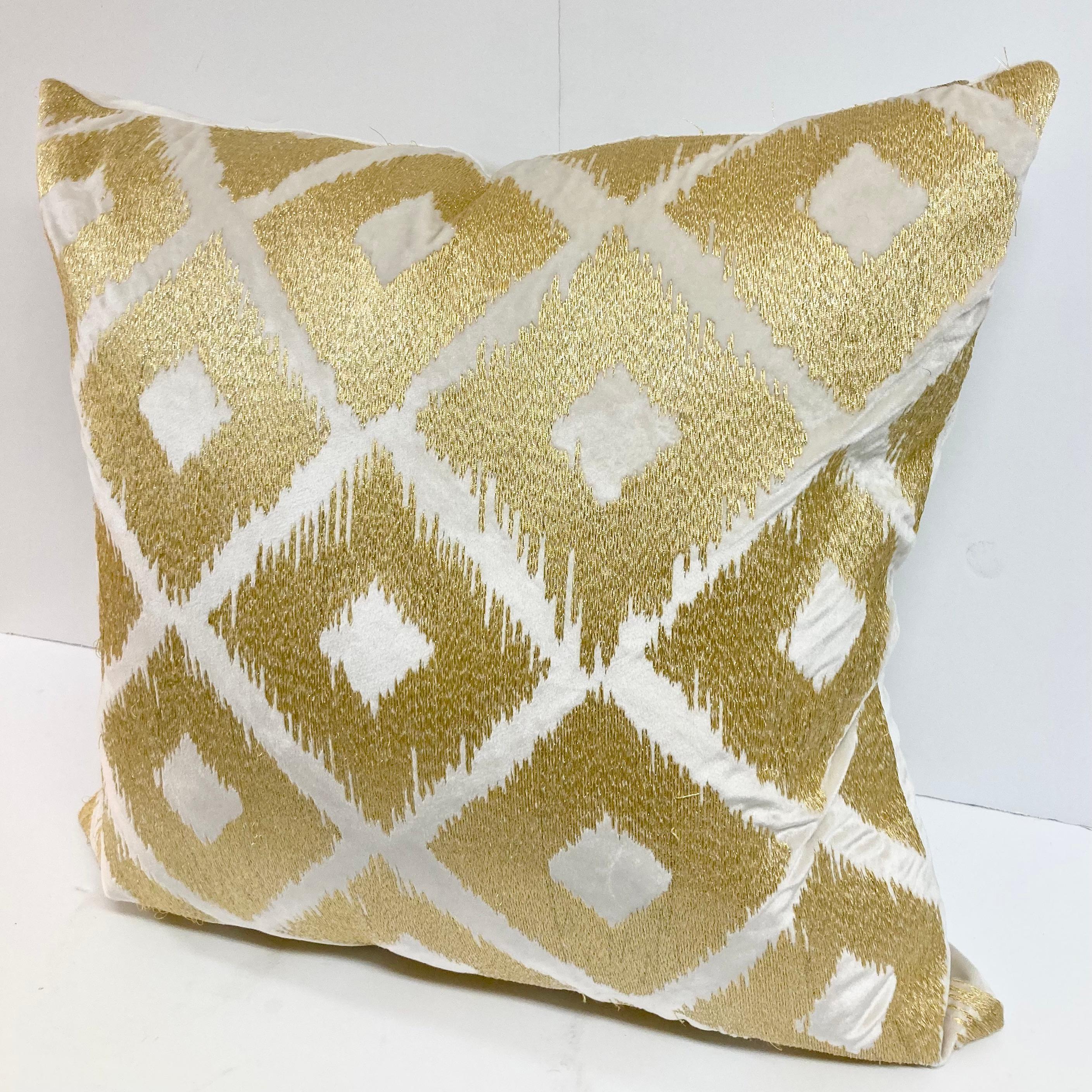 Fin du 20e siècle Coussin torsadé avec motif de diamants brodés en or sur velours naturel - 2 en vente