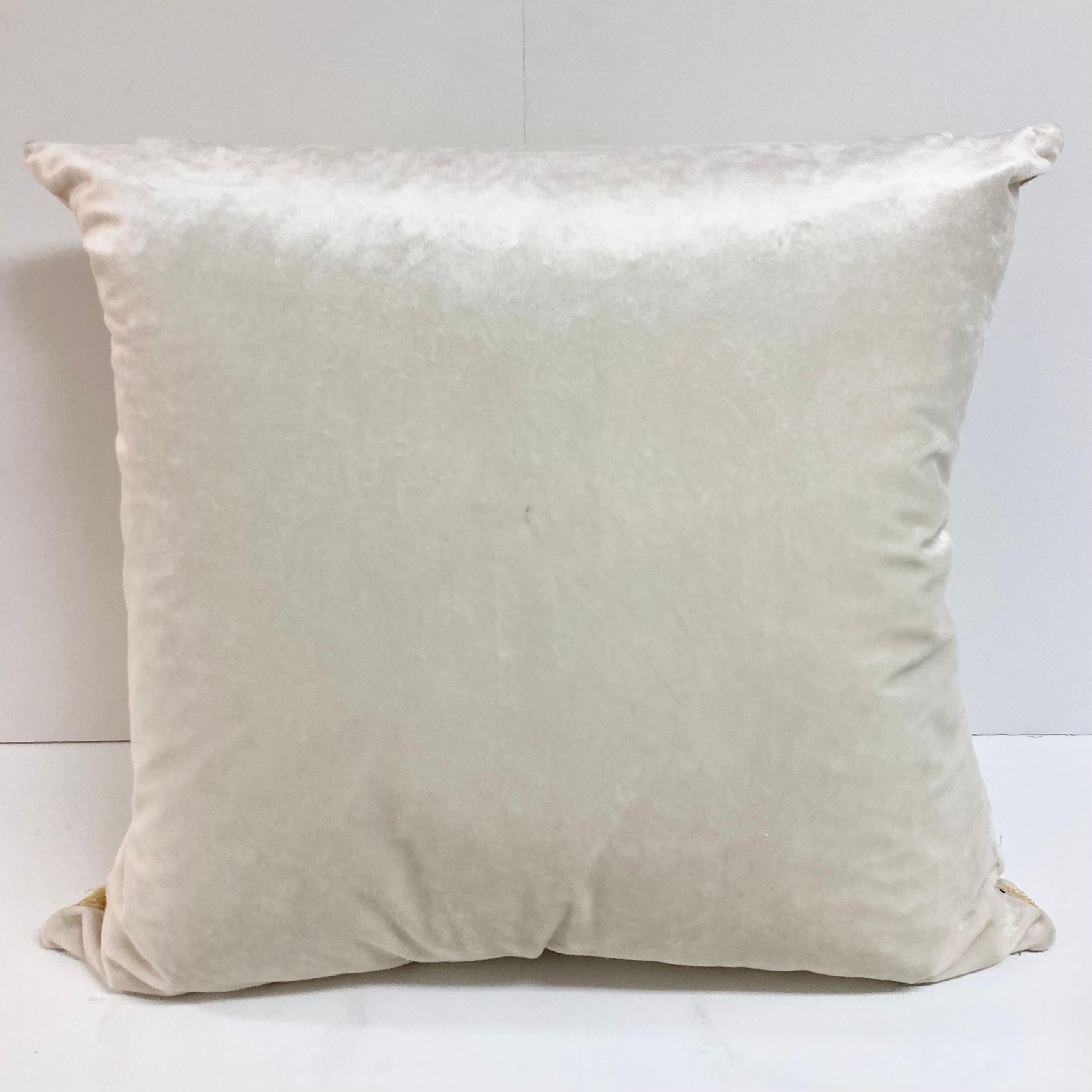 Coton Coussin torsadé avec motif de diamants brodés en or sur velours naturel - 2 en vente