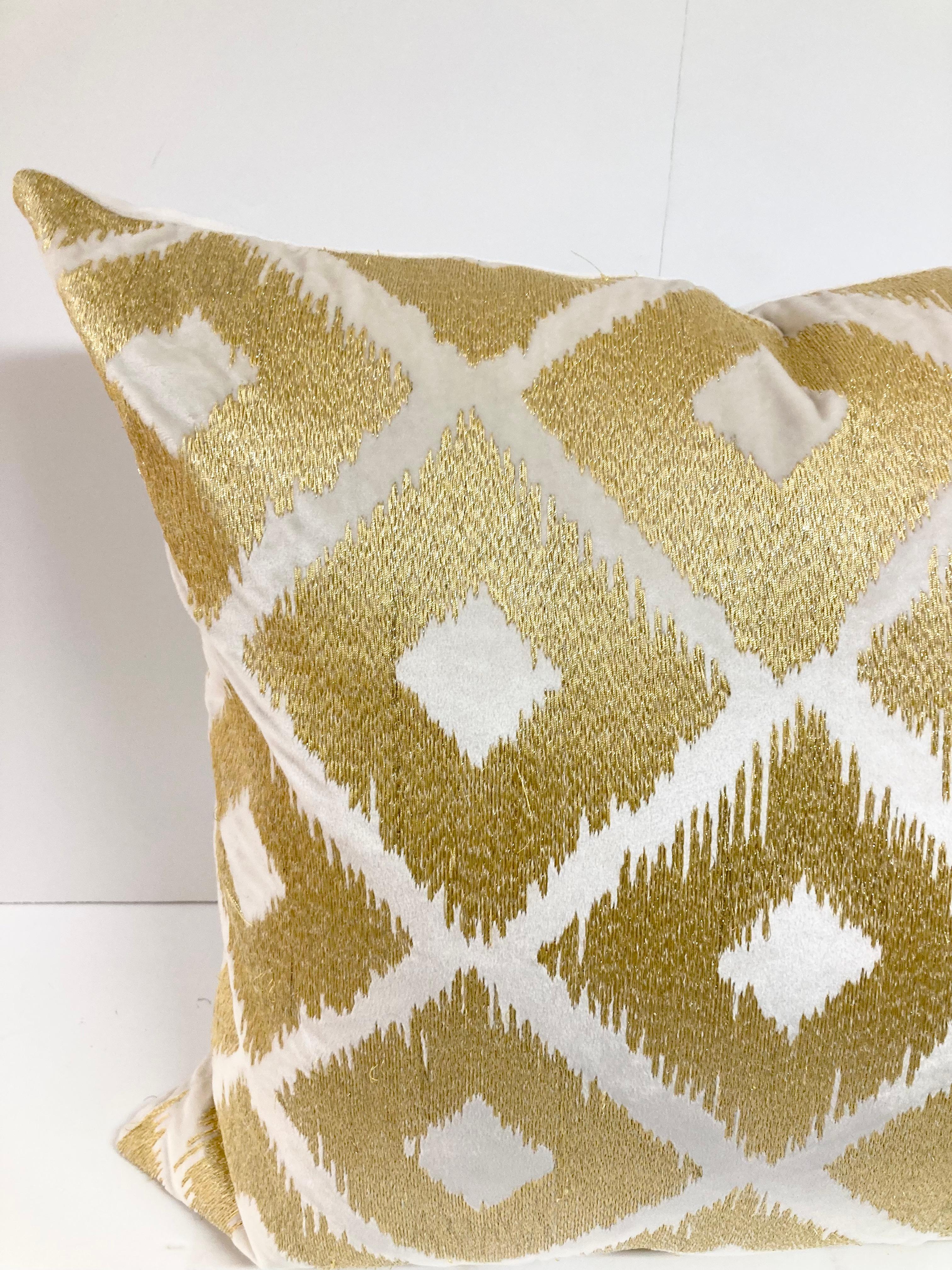 Coussin torsadé avec motif de diamants brodés en or sur velours naturel - 2 en vente 1
