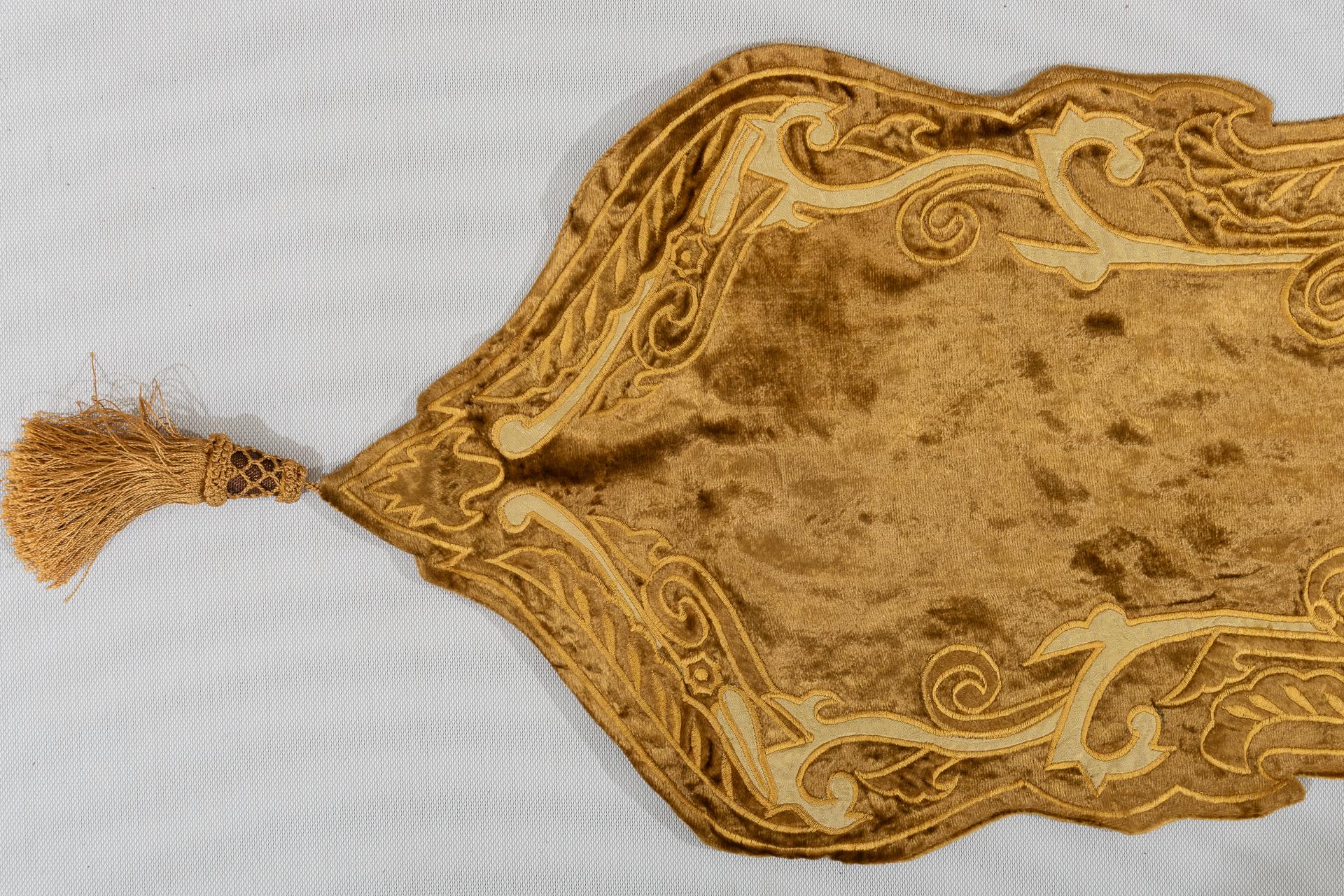 Gold Embroidered Strip In Excellent Condition For Sale In Alessandria, Piemonte