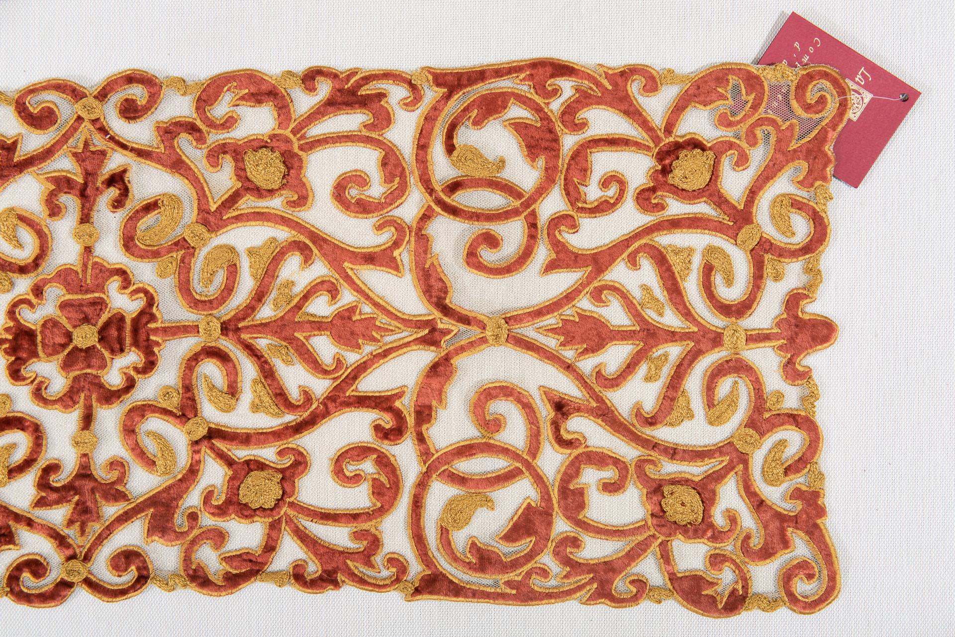 Gold Embroidered Velvet Stripe In Excellent Condition For Sale In Alessandria, Piemonte