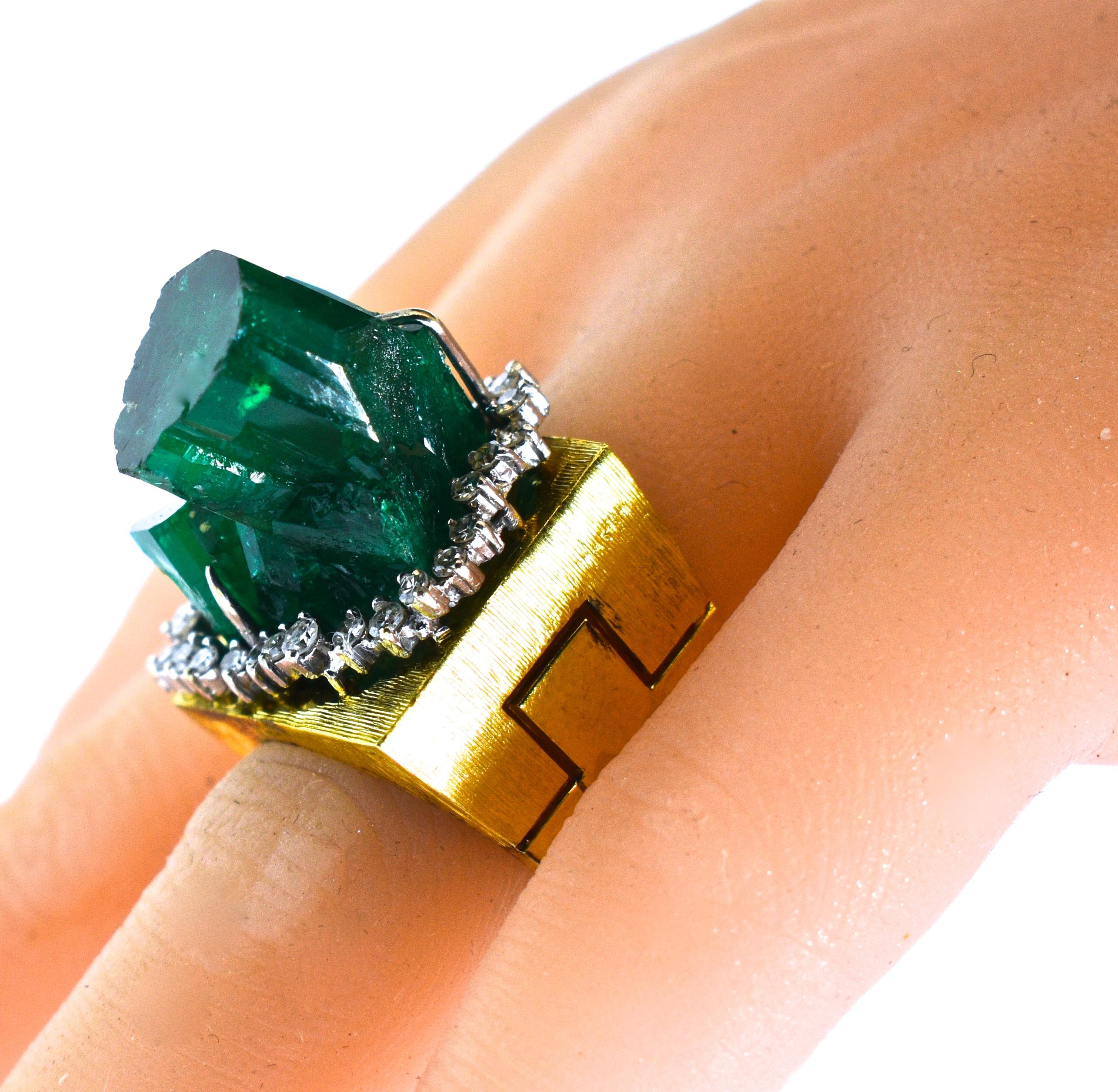 Gold, Emerald and Diamond Modernistic Ring, circa 1970 8