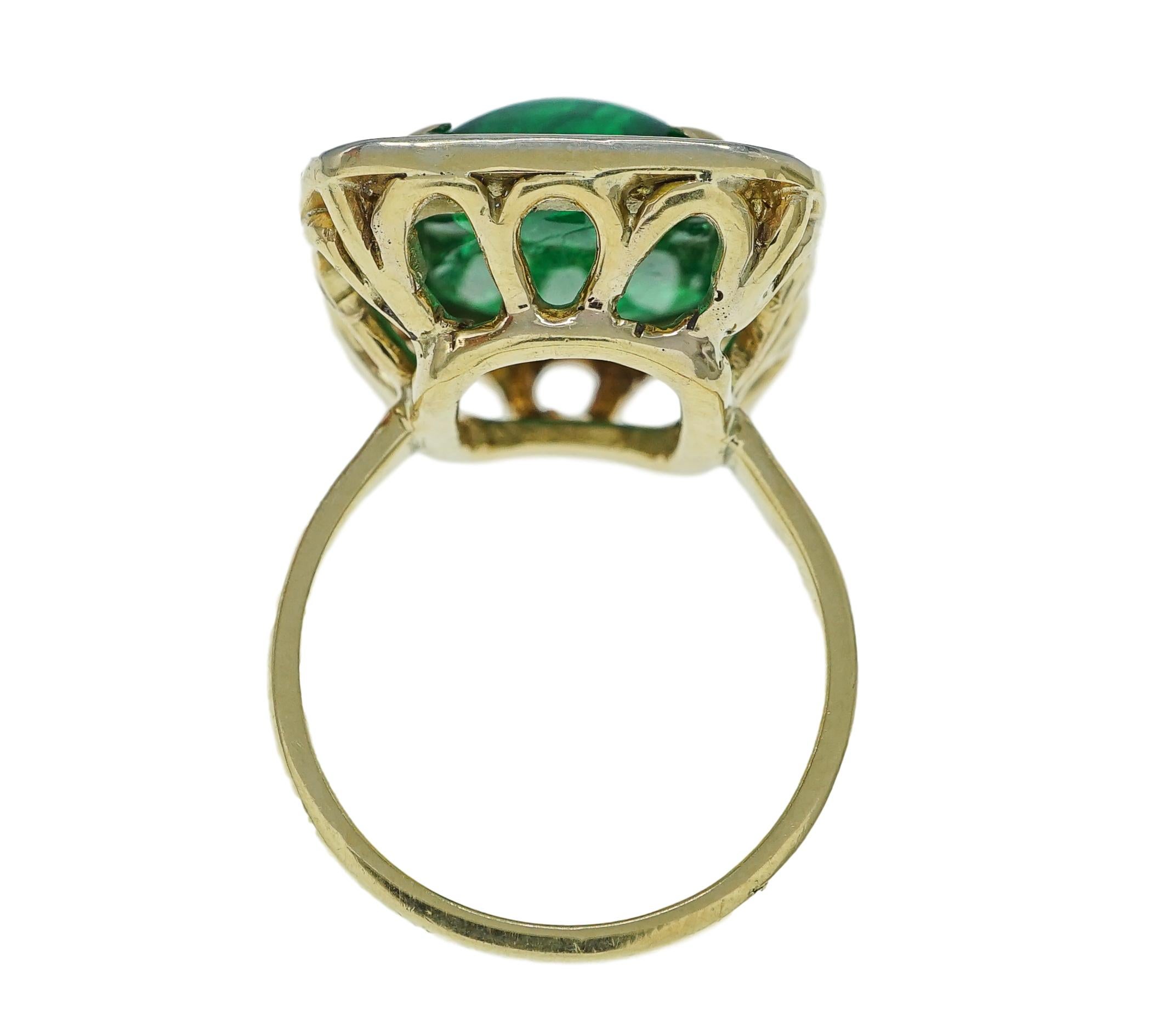 Gold, Emerald and Diamond Ring In Excellent Condition For Sale In New York, NY