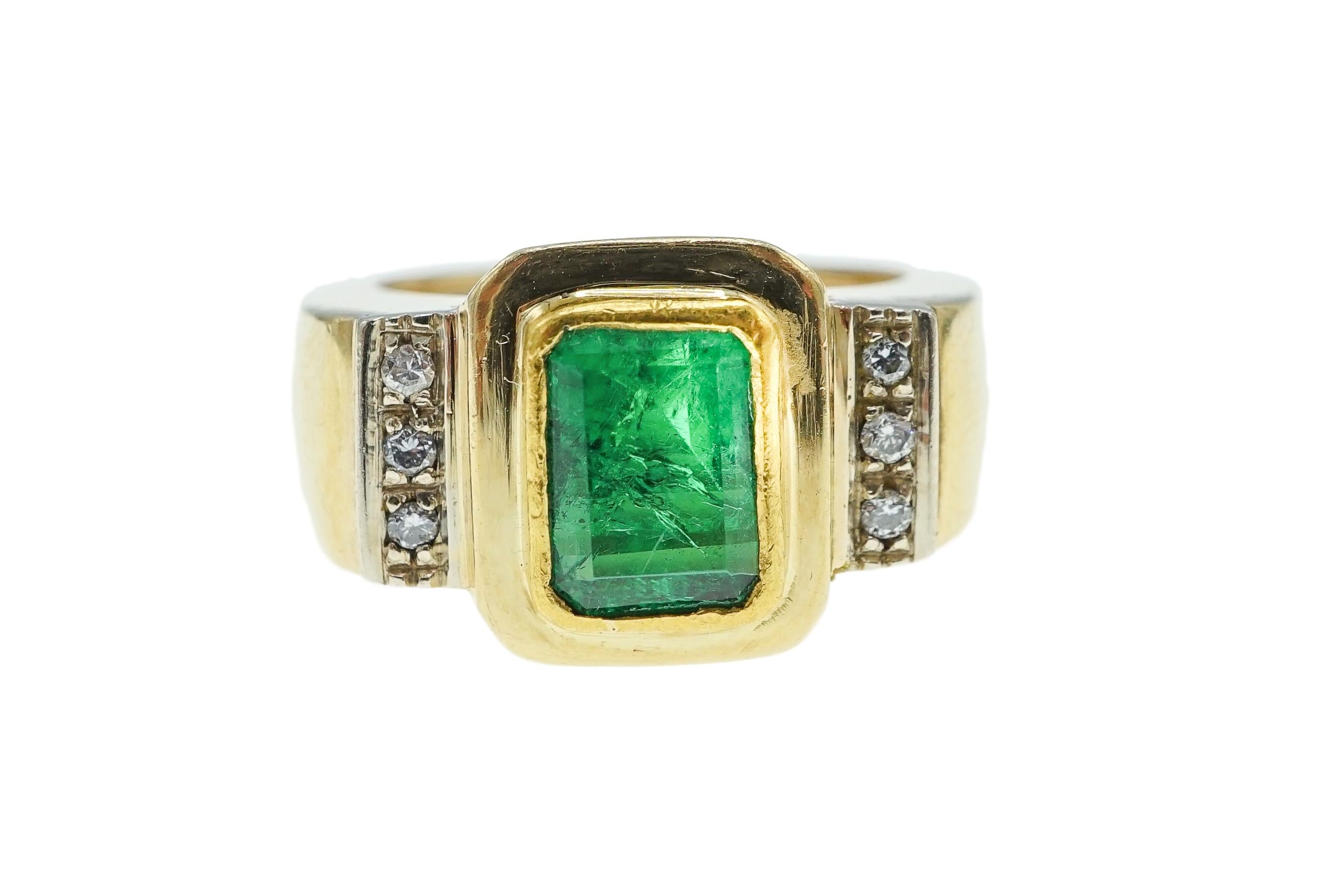 Gold, Emerald and Diamond Ring In Excellent Condition For Sale In New York, NY