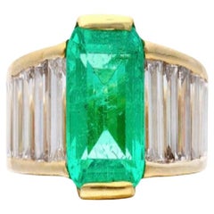 Anillo de oro, esmeralda colombiana de 3,20 ct y diamantes