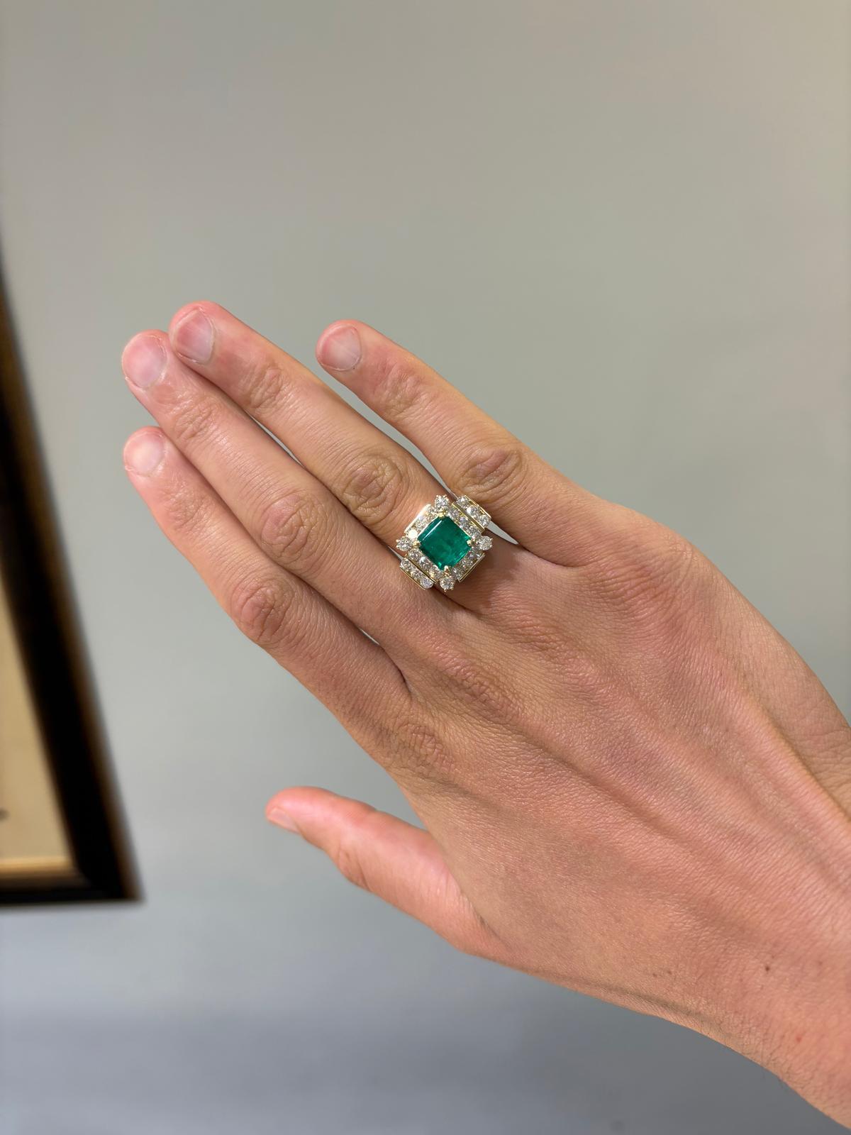Ein Ring aus 14-karätigem Gold mit einem Smaragd im Quadratschliff und einem runden Brillanten. Im Mittelpunkt dieses Cocktailrings steht ein signifikanter Smaragd von 3,75 Karat im Quadratschliff. Der Mittelstein ist von einem stark stilisierten