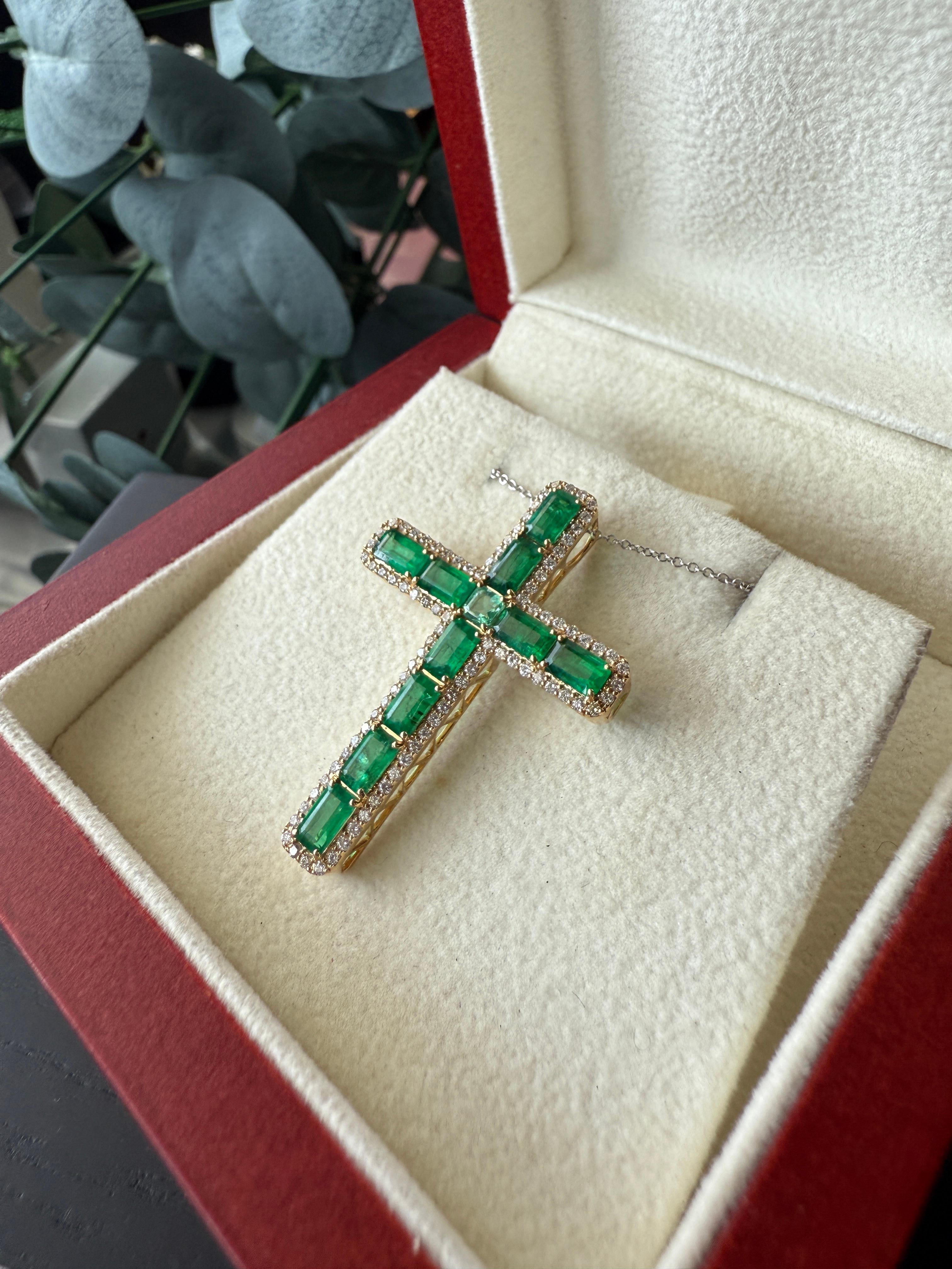 Gold Emerald and Diamonds Cross In New Condition For Sale In ประเวศ, TH