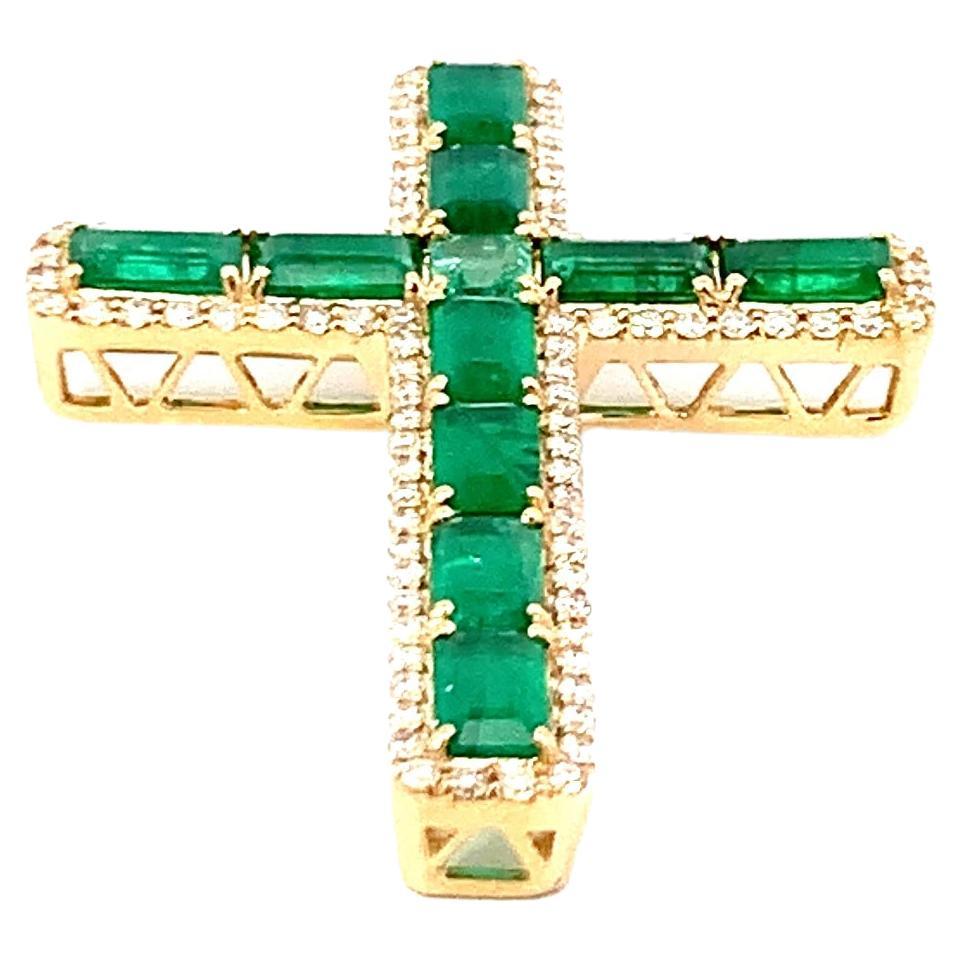 Gold Emerald and Diamonds Cross For Sale 4