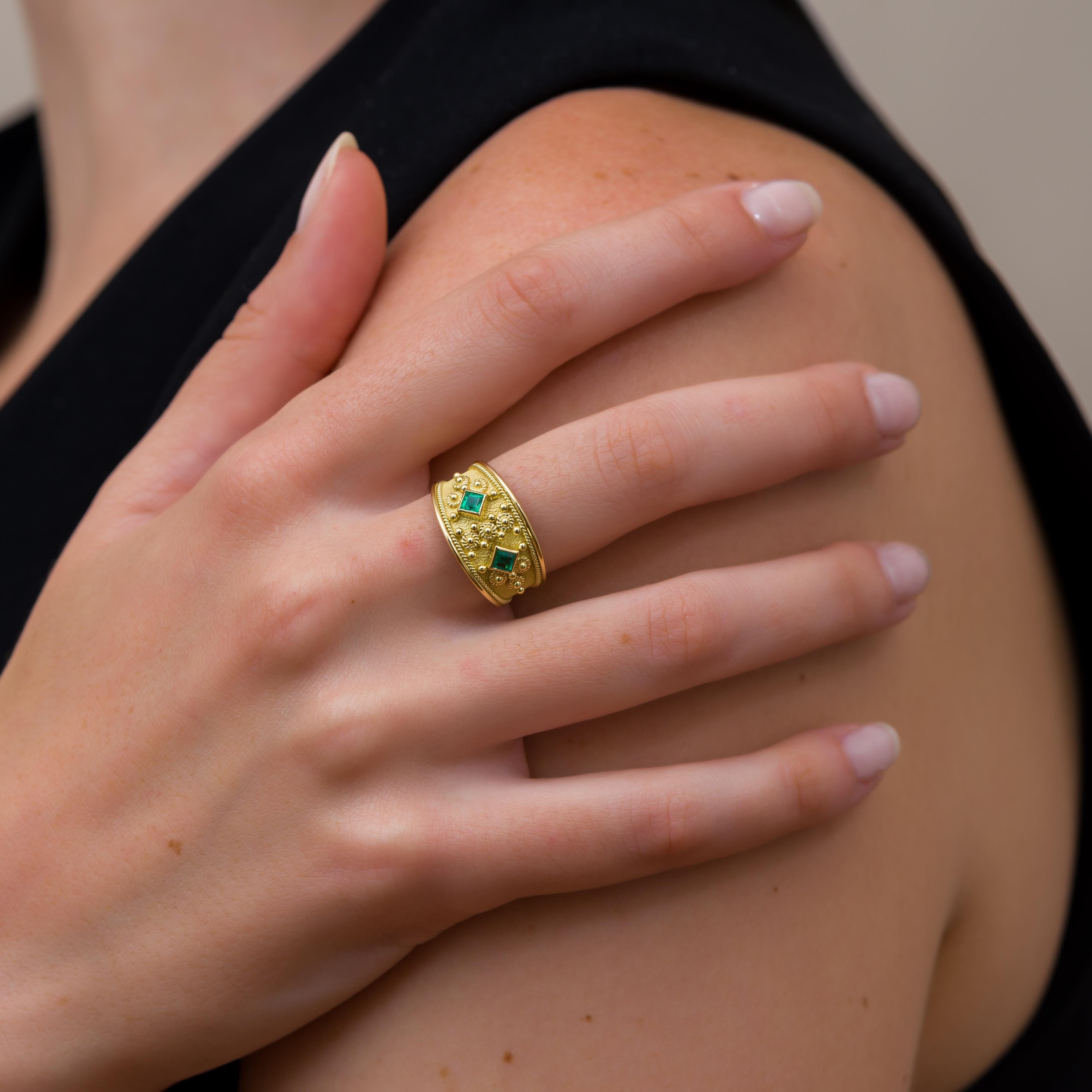 Dieser faszinierende Ring ist mit zwei quadratischen Smaragden besetzt, die von einem verschlungenen Goldseil umhüllt und mit Granulationen verziert sind - ein Meisterwerk von zeitloser Raffinesse und sorgfältiger Handwerkskunst.

100% handgefertigt