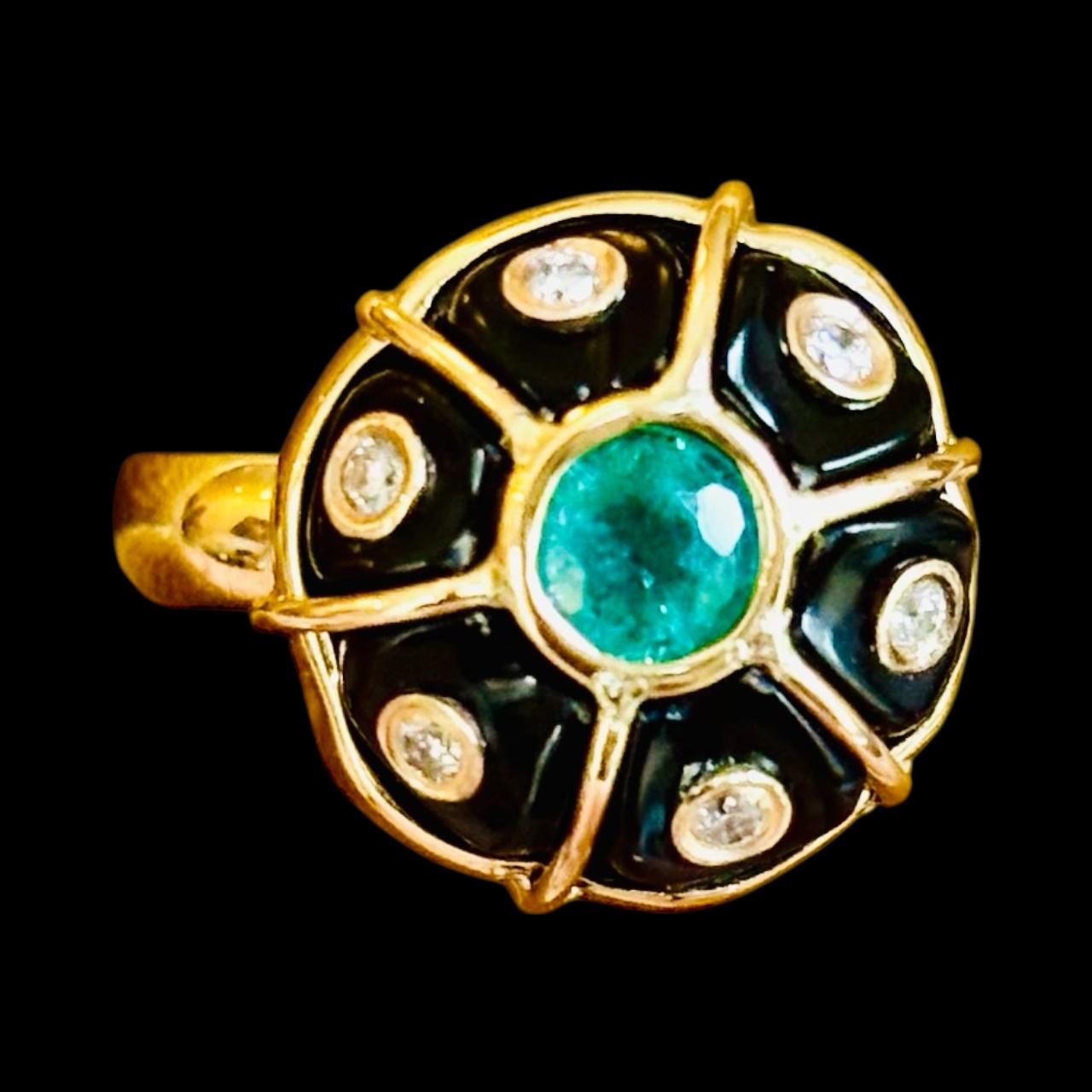 Anello Pinky FLORA

Onice nera, smeraldo, diamanti, oro 14k

Fiore intagliato in onice nera con smeraldo centrale e sei diamanti rotondi da 2 mm (uno per petalo), tutti incastonati in oro 14k.

La fascia in oro massiccio misura 3 mm di larghezza.