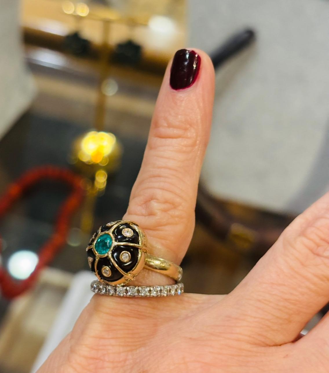 Anello in oro, smeraldo, diamanti e onice nera In condizioni Nuovo in vendita a New York, NY