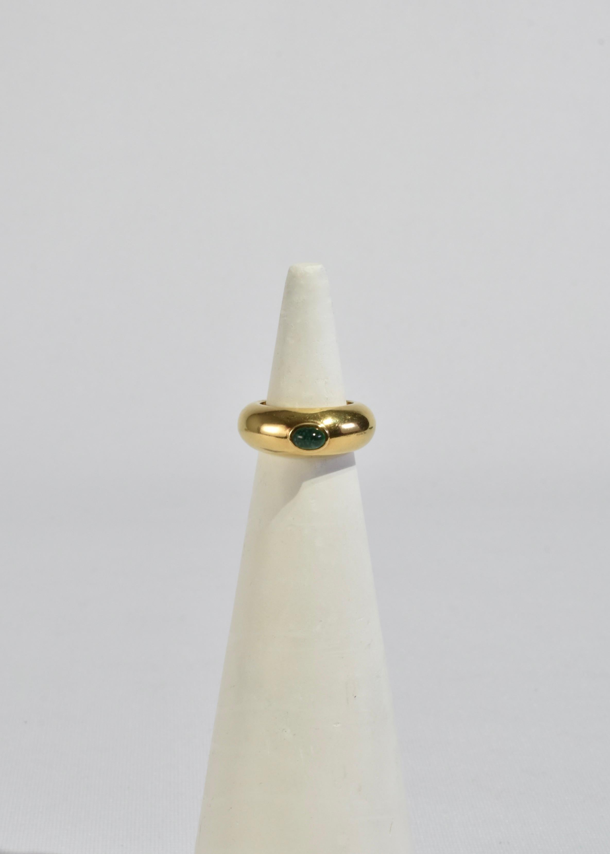 Stunning vintage gold ring with emerald cabochon, stamped 18k.

Material: 18k gold, emerald.