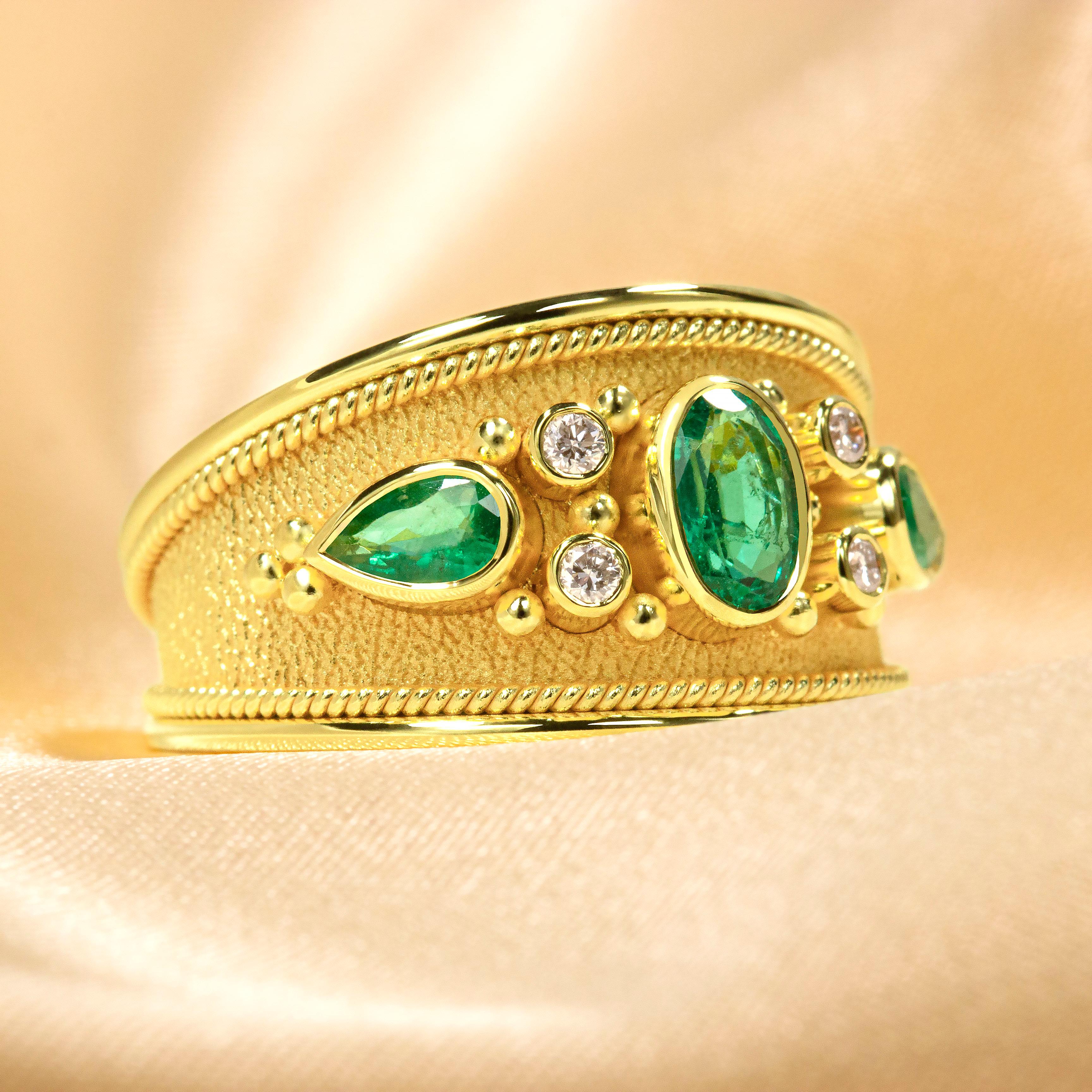 Faites une entrée inoubliable avec cette éblouissante bague d'émeraude en or, incrustée de diamants éblouissants et digne de la royauté ! C'est le choix parfait pour ajouter un style extravagant et une touche d'éclat à votre garde-robe et faire une