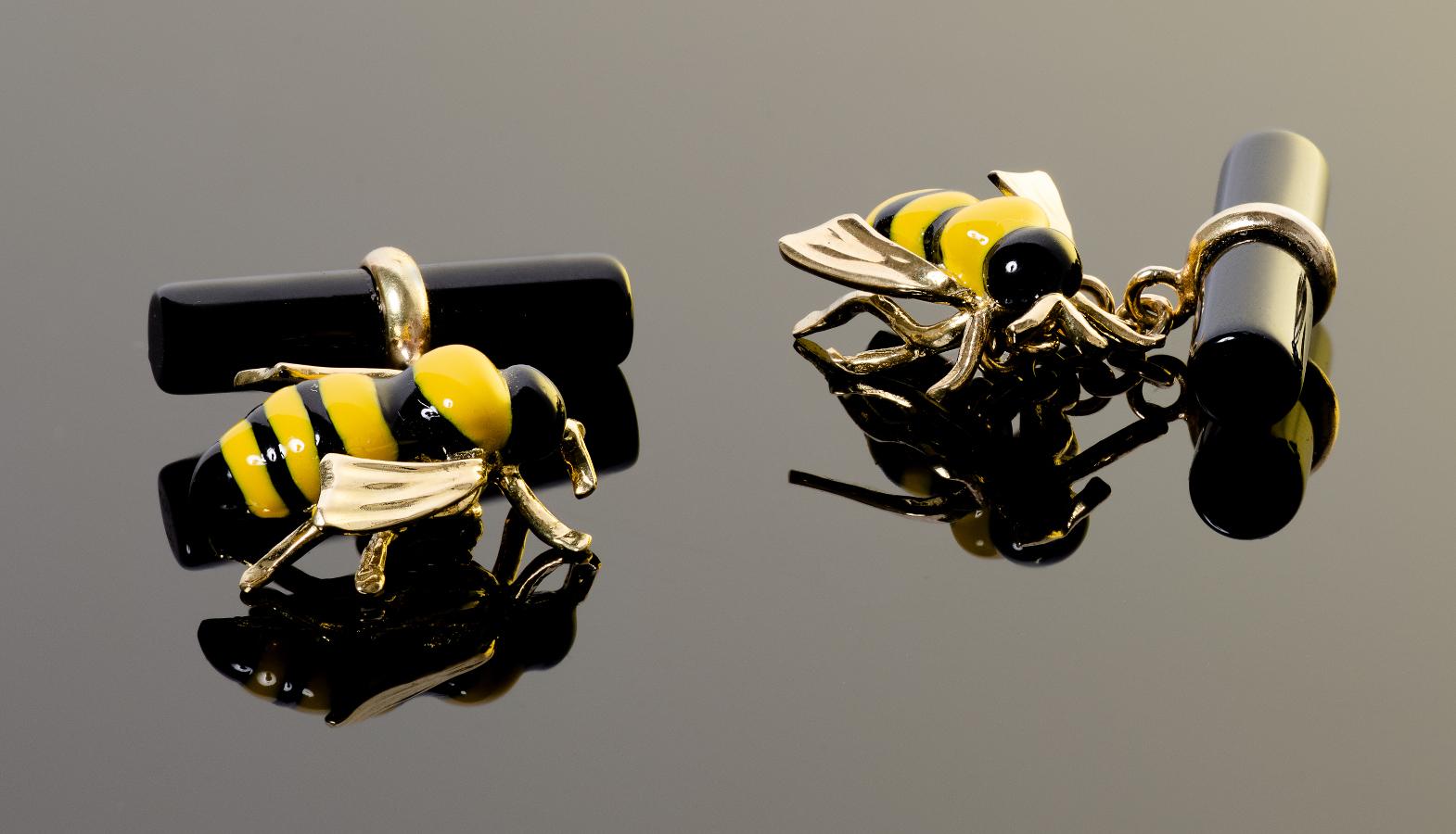 Pair of cufflinks with black and yellow enamel realistically depicting a bee.

Chain link connections with onyx baton.

Mounted in 18Kt yellow gold