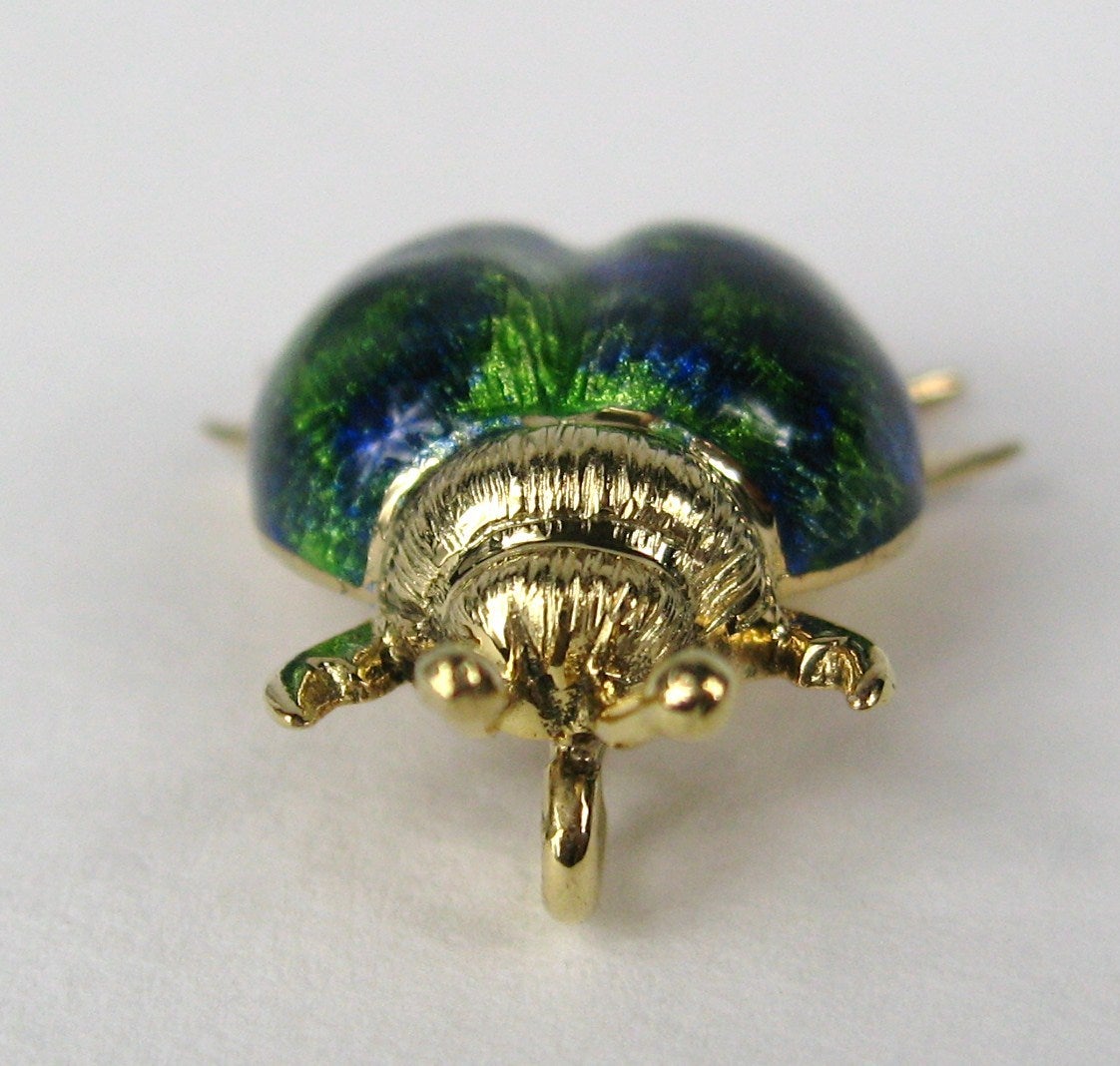 Merveilleux émaillage vert et bleu  sur ce pendentif en forme de scarabée. Composé d'or 14K. Mesure 1
